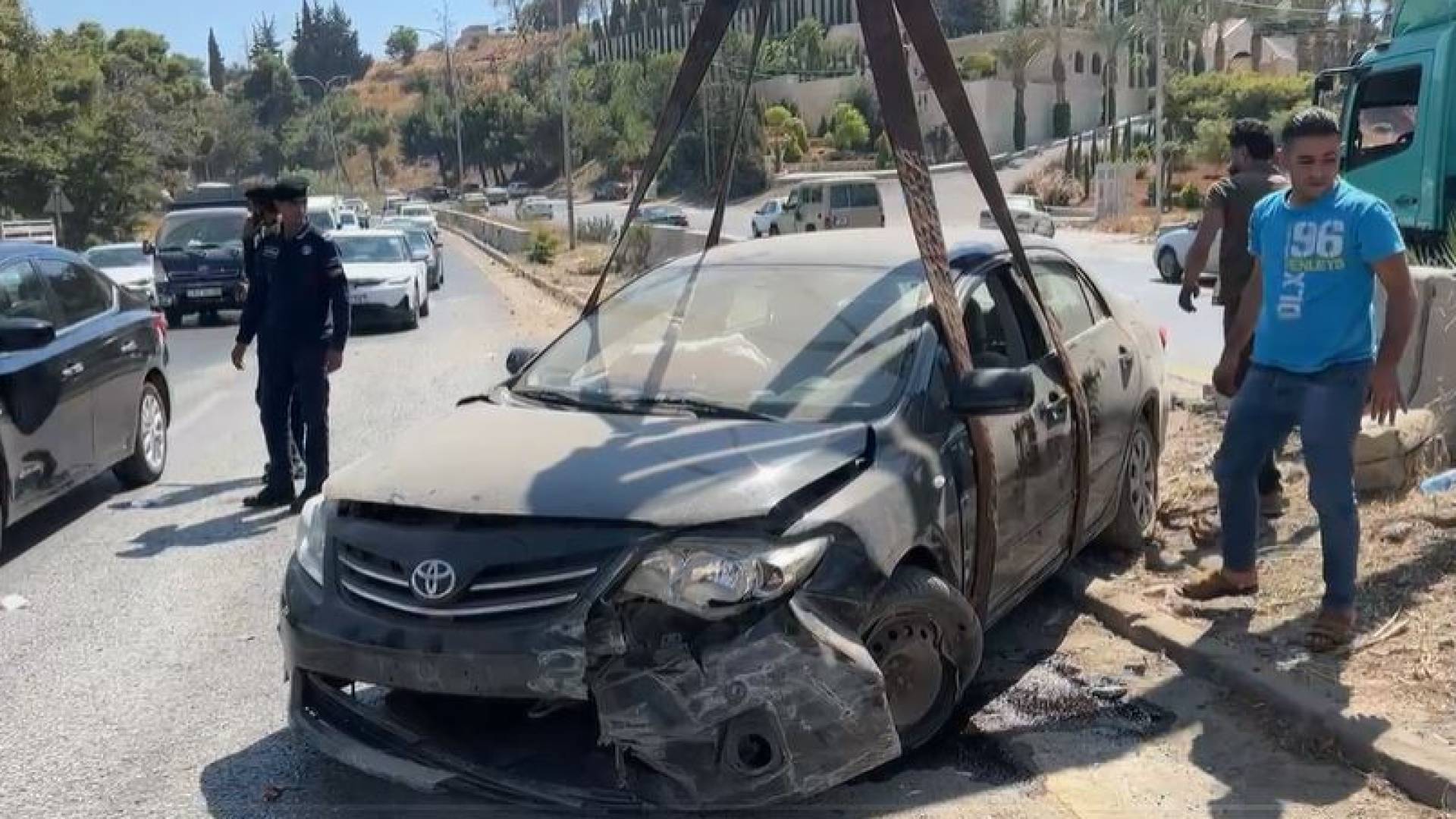 إزالة المركبة التي تعرضت للحادث في السلط