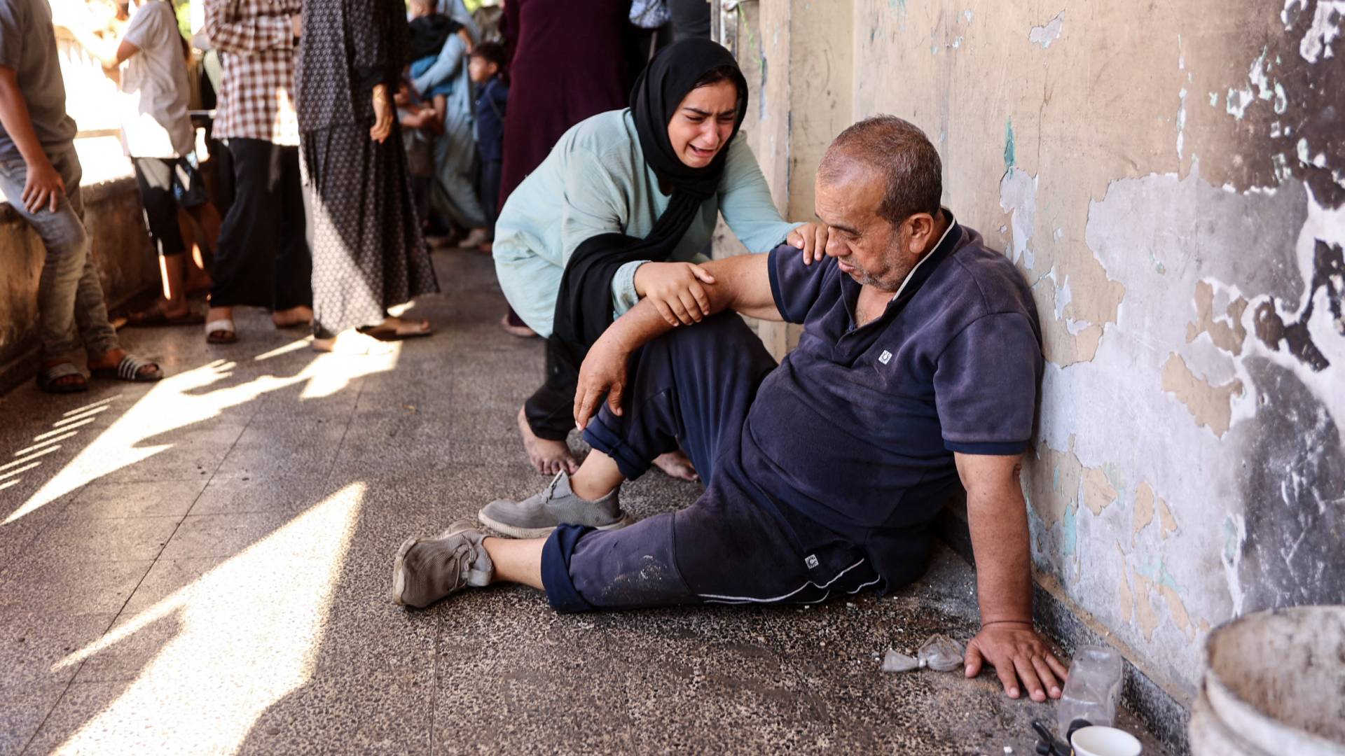 عائلة فلسطينية تبكي أحد أفرادها في قطاع غزة