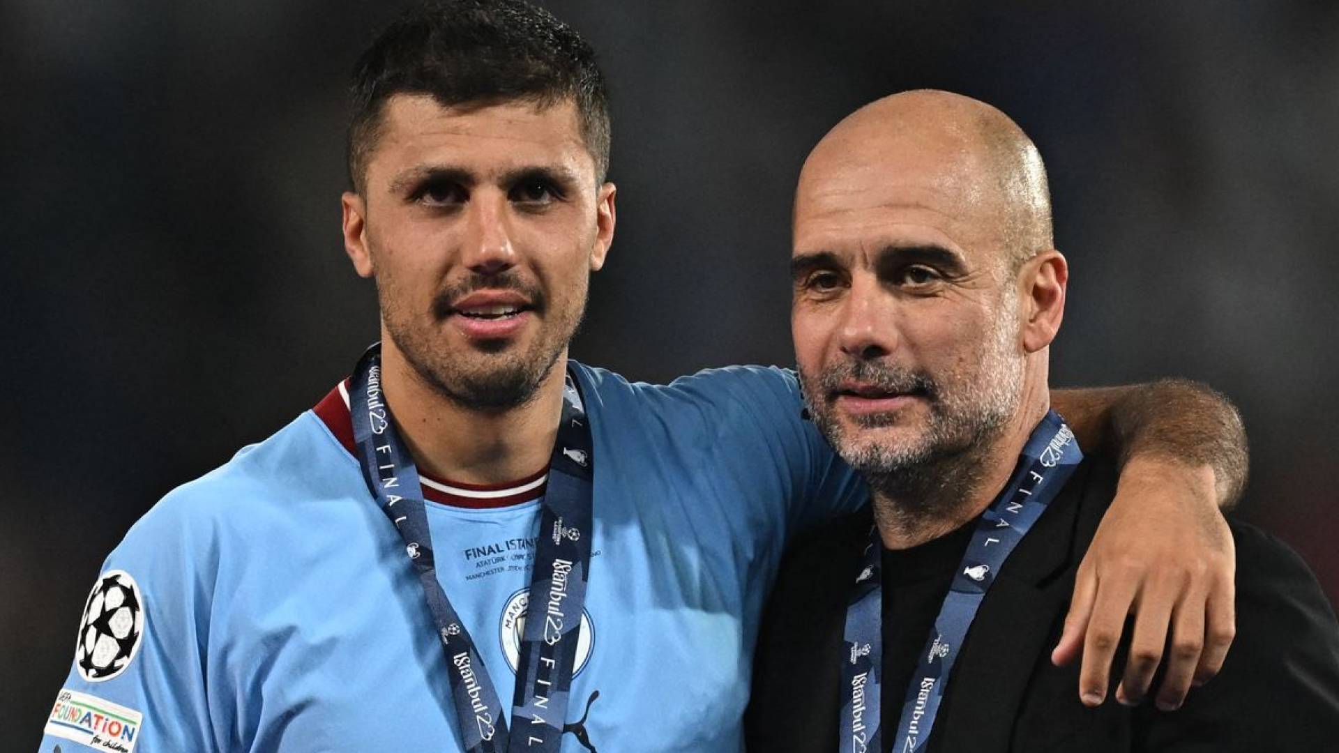 اللاعب الاسباني رودري مع المدرب الاسباني بيب جوارديولا