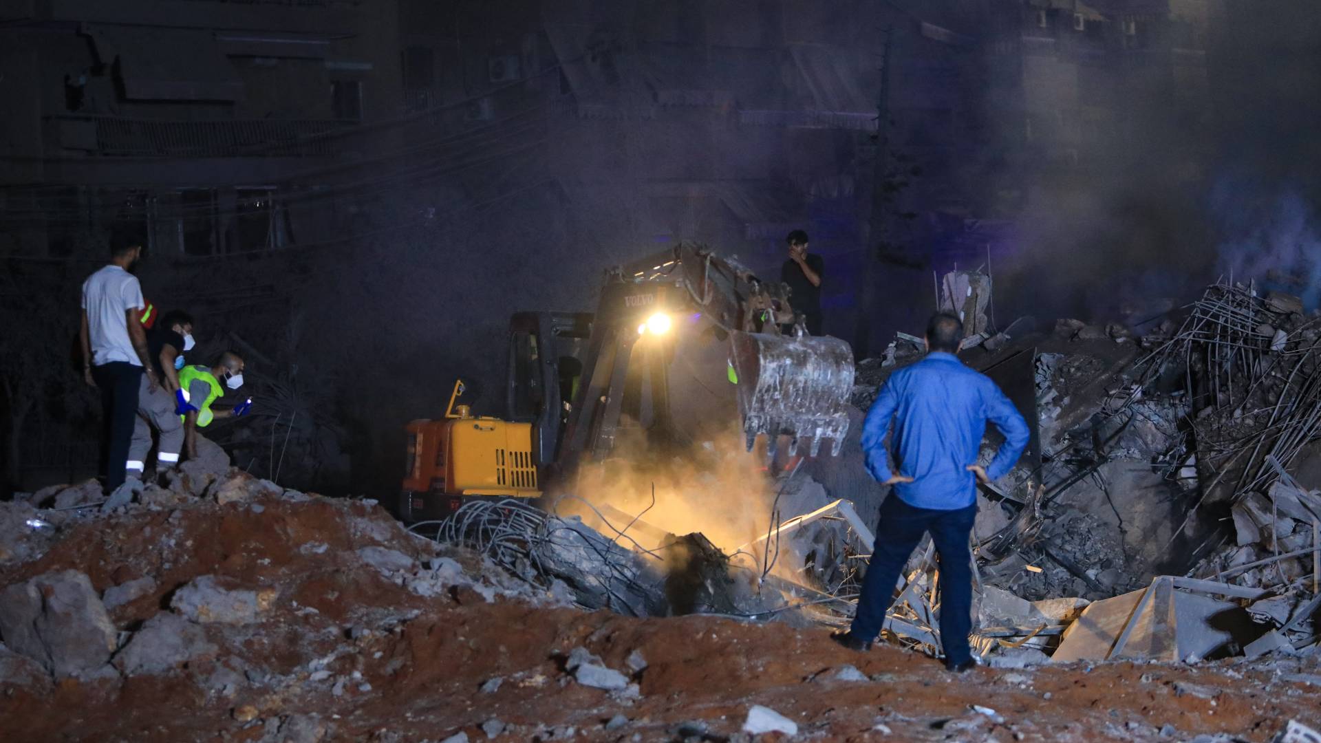 من موقع الغارة التي شنها الاحتلال على الضاحية الجنوبية لبيروت