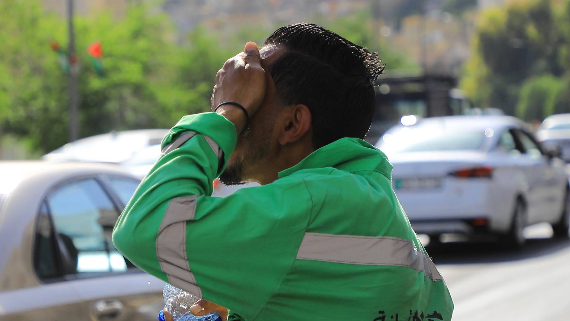 عامل وطن يعمل تحت أشعة الشمس