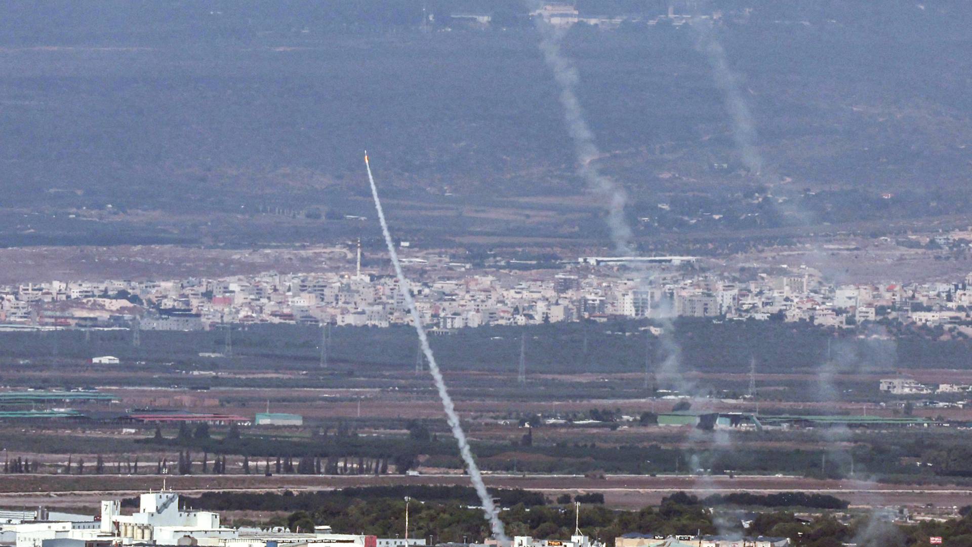 إطلاق صواريخ