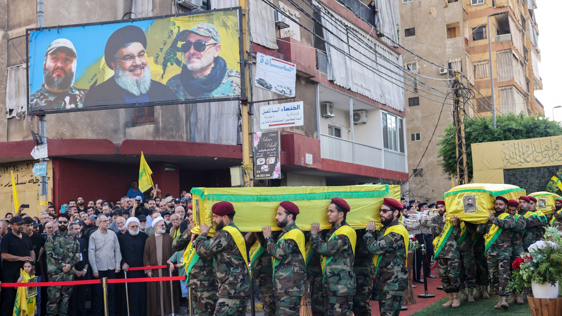 تشييع جثامين قادة حزب الله وتظهر صورة نصالله وقادة تم اغتيالهم