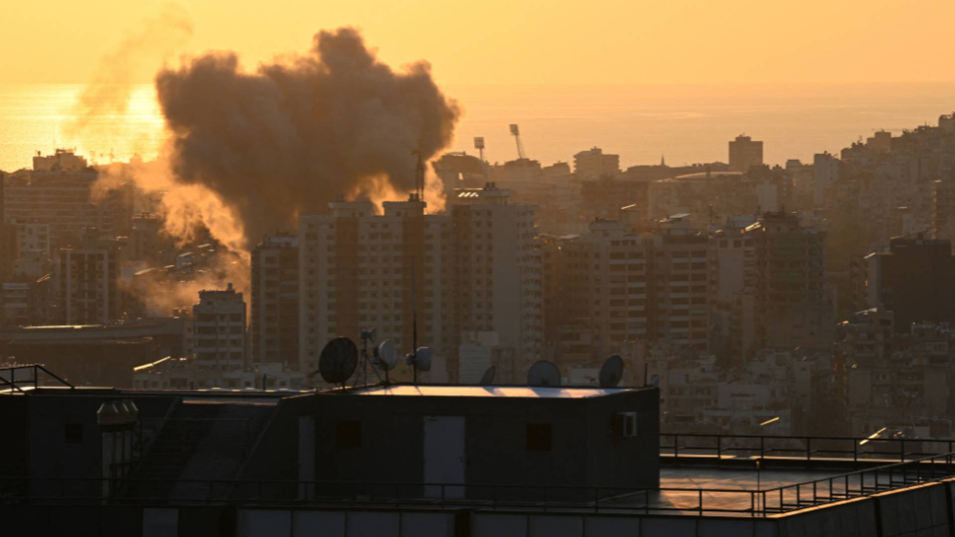 الاحتلال يشن غارات استهدفت قياديين اثنين بحزب الله في ضاحية بيروت الجنوبية