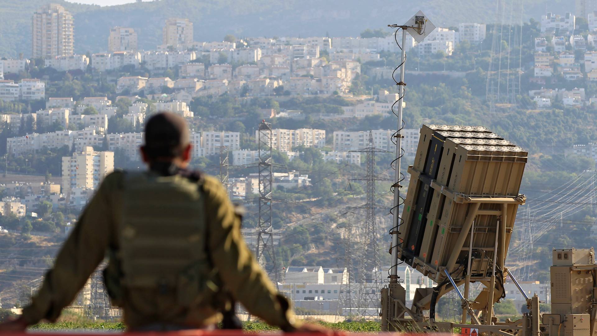 جندي لدى الاحتلال بجانب منظومة القبة الحديدية