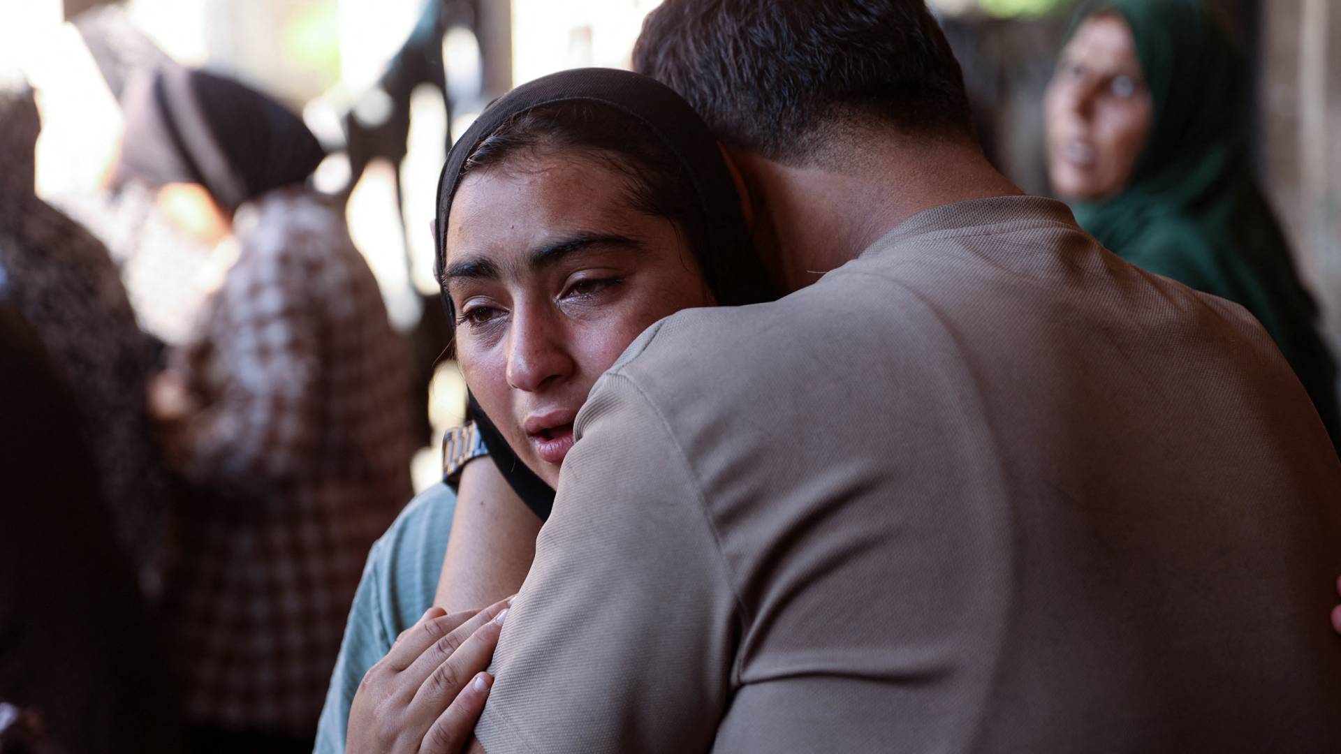 فتاة فلسطينية تبكي أحد أفراد عائلتها في غزة