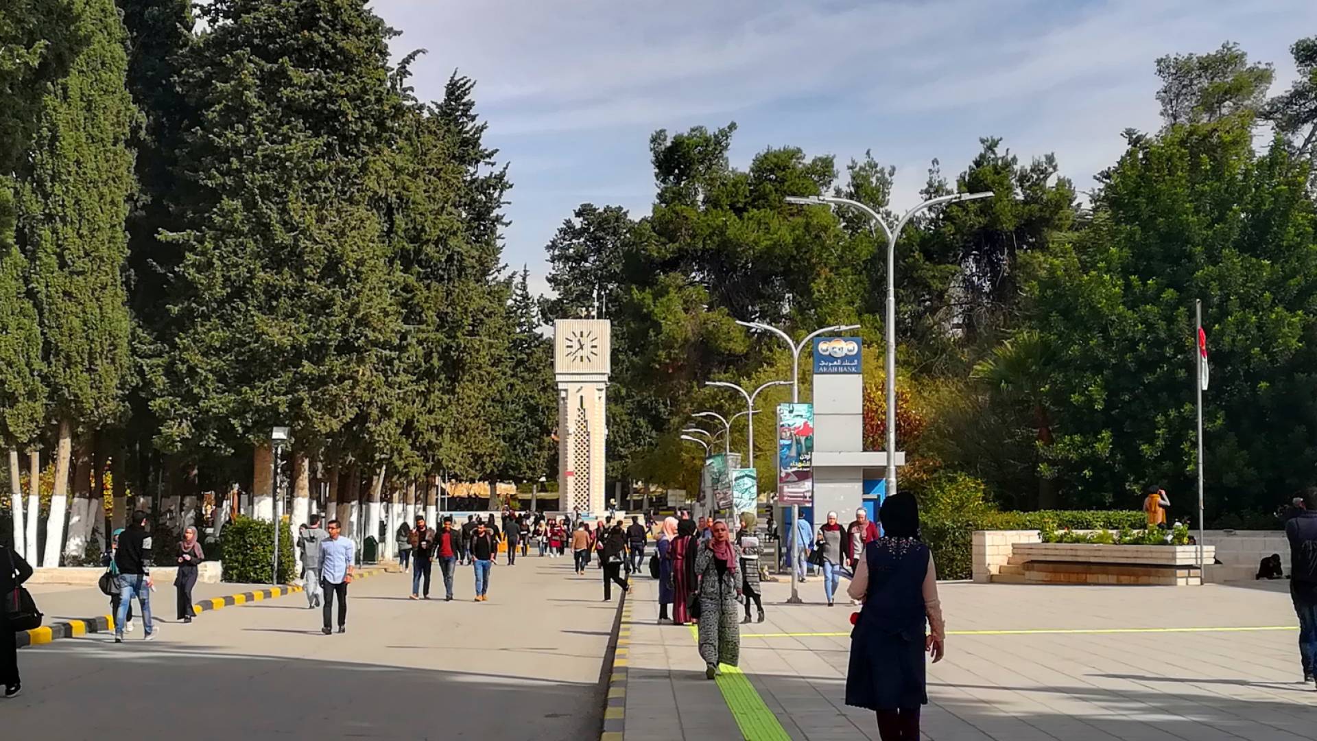 صورة تظهر طلبة جامعيين