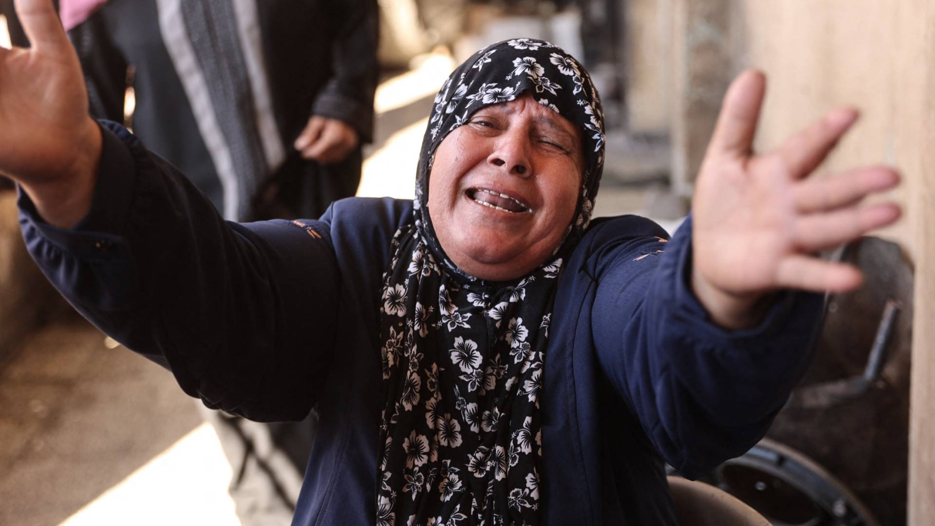 فلسطينية تبكي أحد أفراد عائلتها في غزة