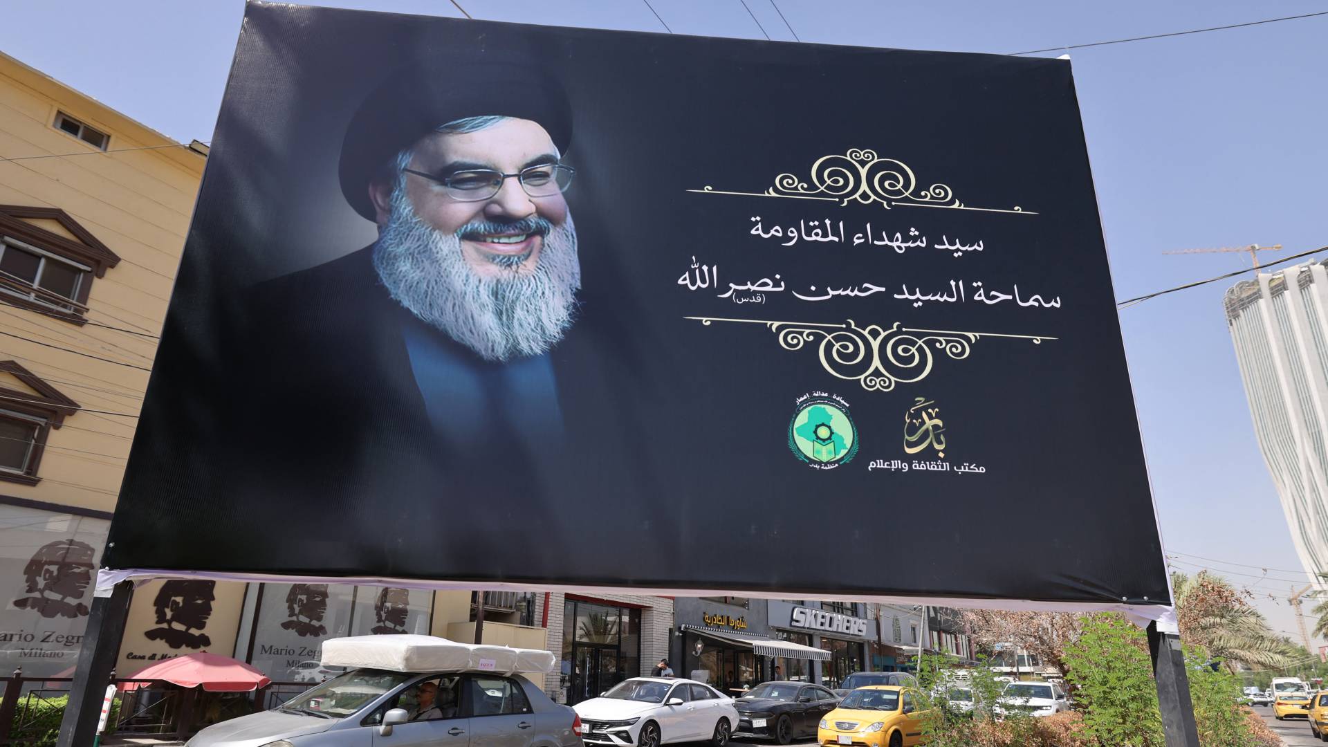 صورة للأمين العام لحزب الله حسن نصر الله معلقة في أحد شوارع بغداد في 29 سبتمبر