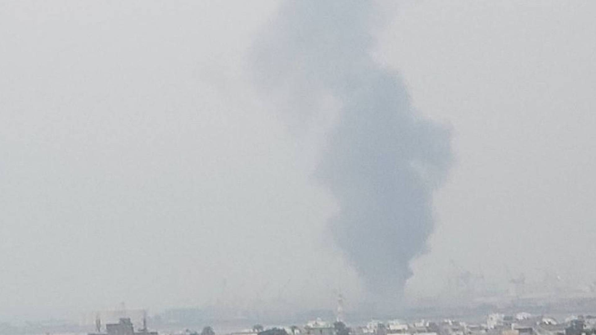 الدخان يتصاعد جراء غارة الاحتلال على ميناء الحديدة