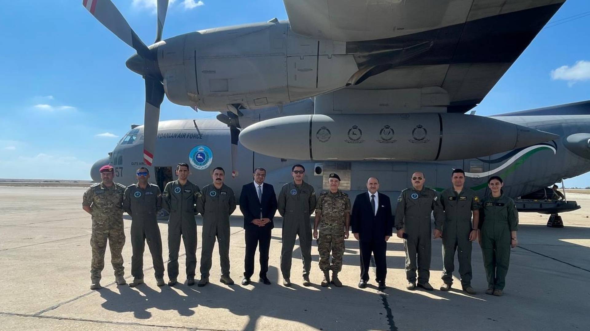 طائرة في مطار رفيق الحريري