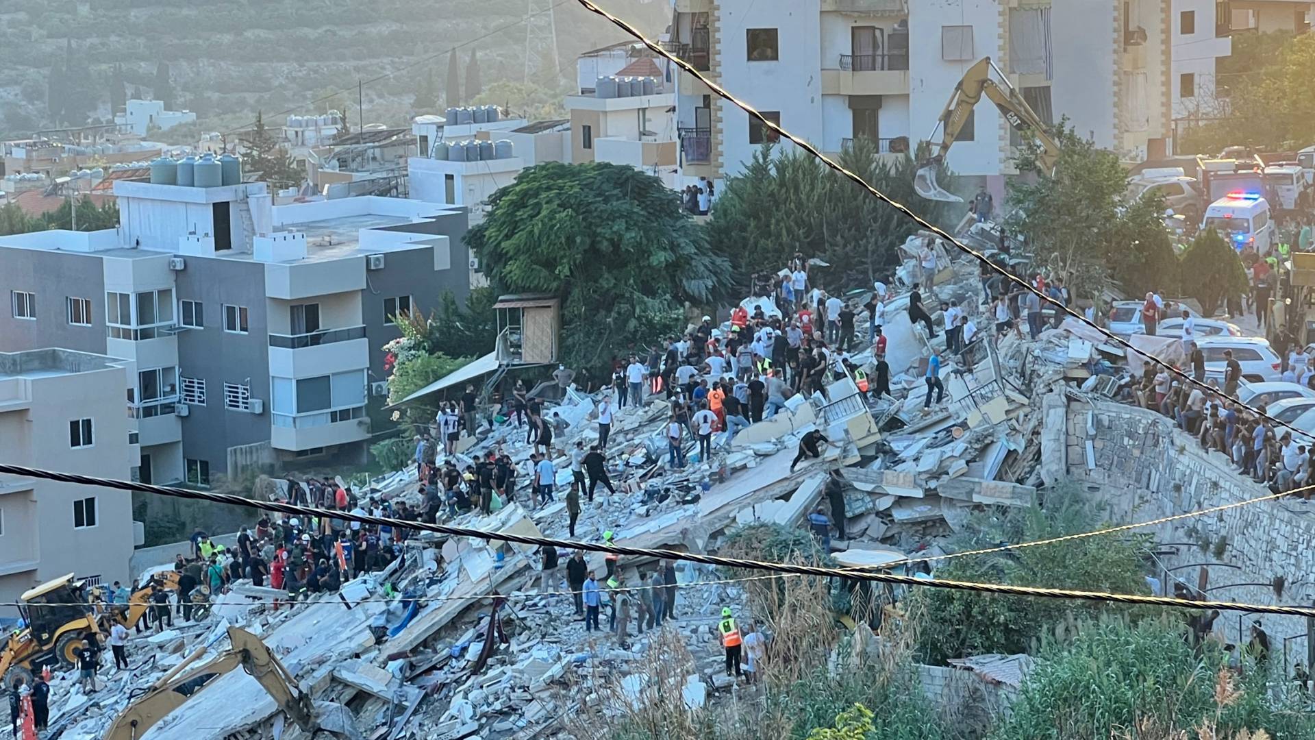 مبنى بعد استهدافه بغارة جوية للاحتلال في قرية عين الدلب بجنوب لبنان