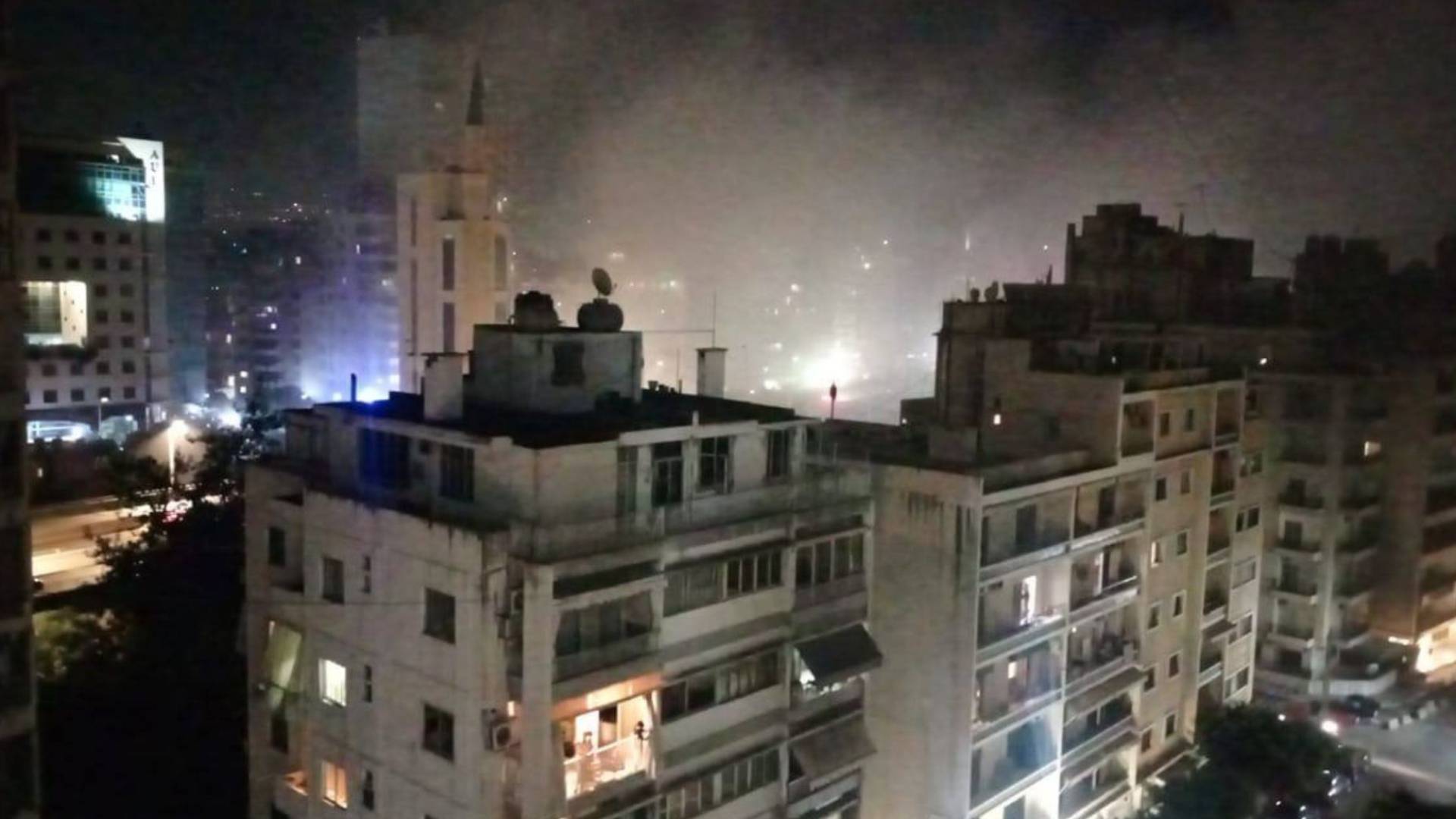 دخان يتصاعد من المبنى الذي استهدفه الاحتلال في بيروت