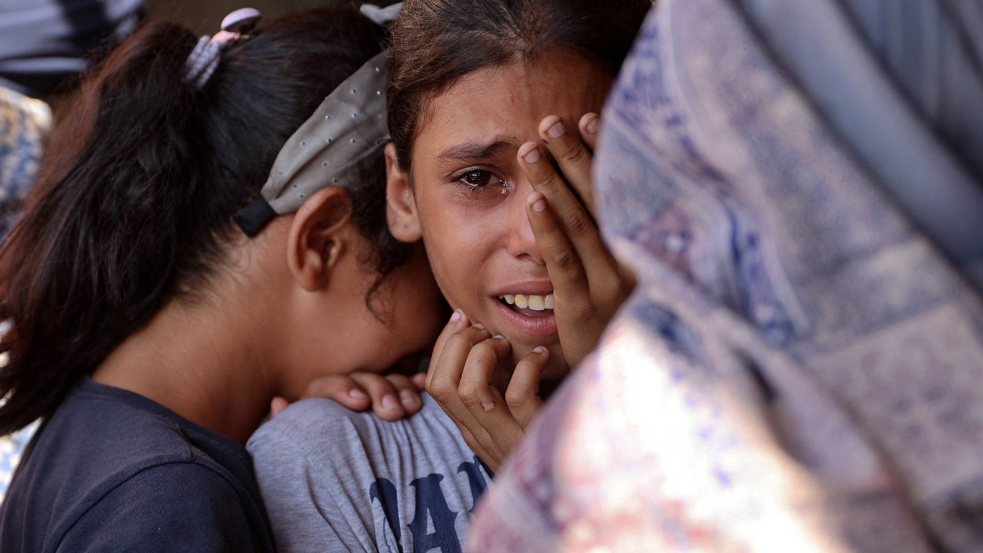 فلسطينية بعد غارة للاحتلال استهدفت مدرسة تؤوي نازحين في الفلوجة بغزة