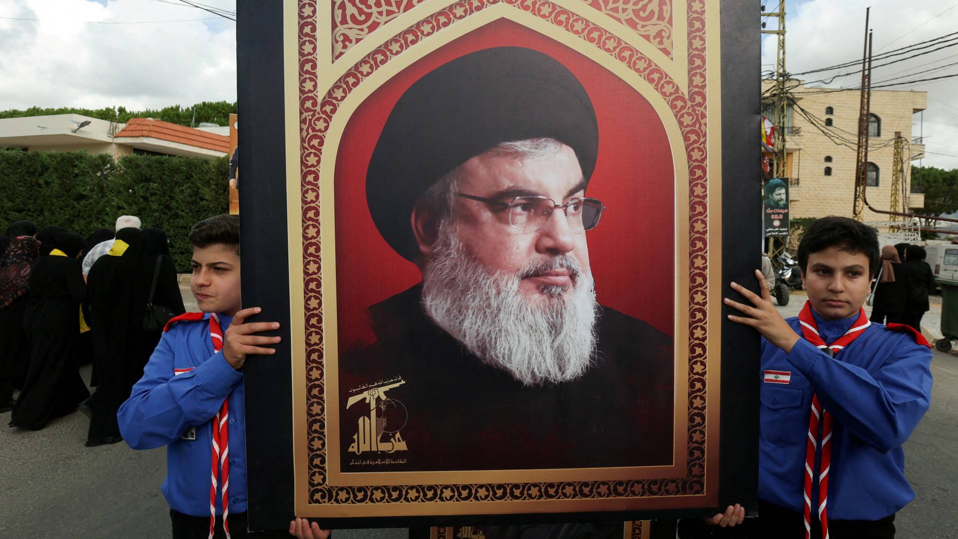 أطفال يرفعون صورة حسن نصرالله