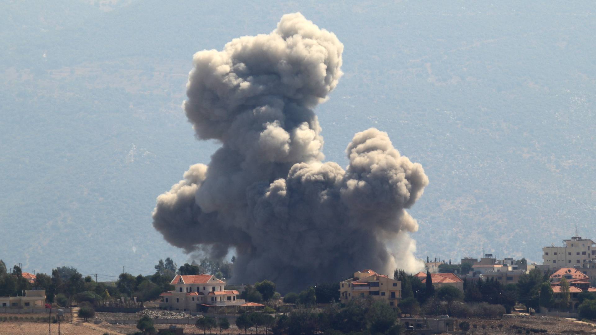 دخان يتصاعد من موقع غارة جوية للاحتلال استهدفت قرية جنوبي لبنان