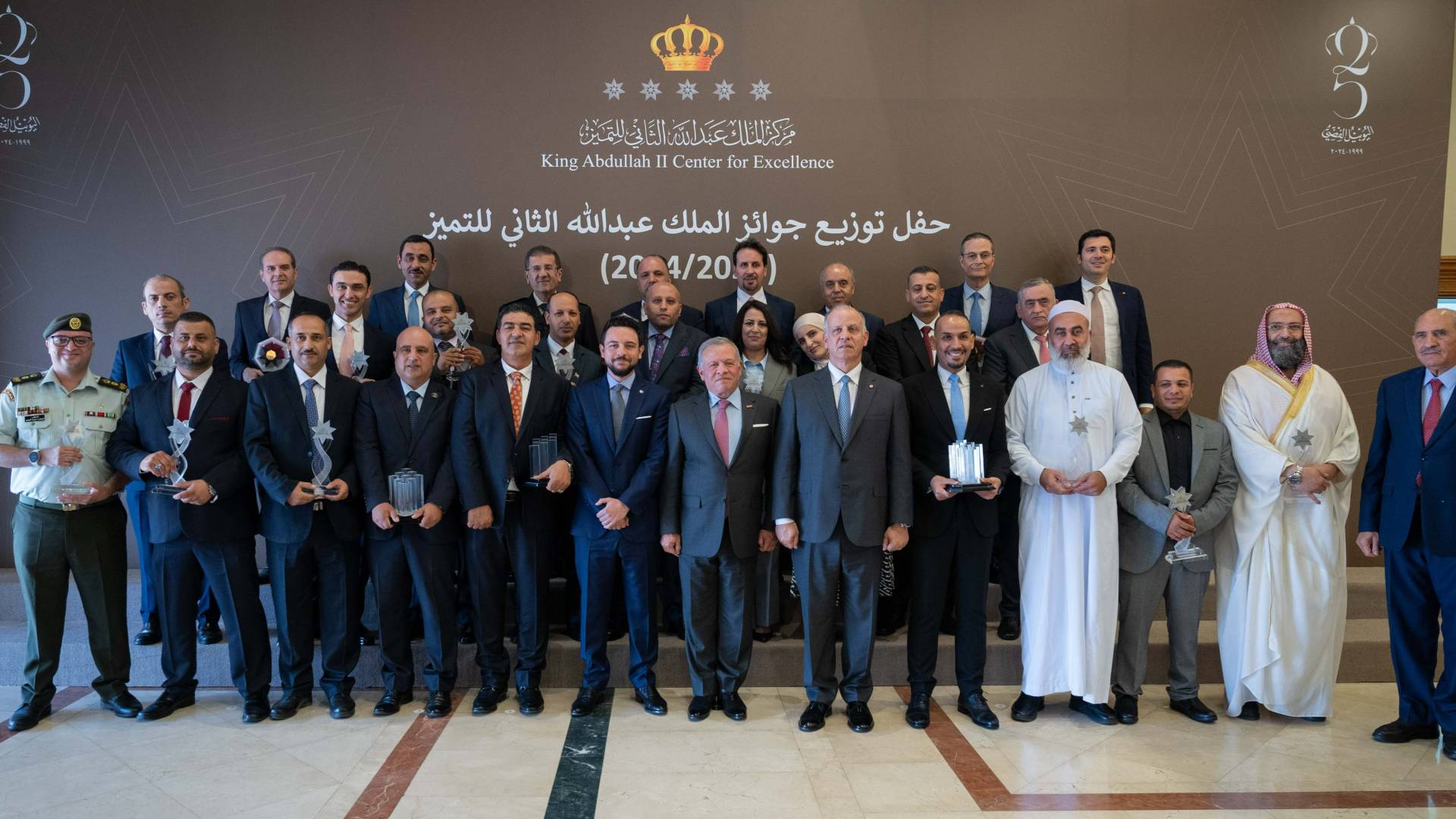 الملك يكرم الفائزين بجوائز الملك عبدالله الثاني للتميز