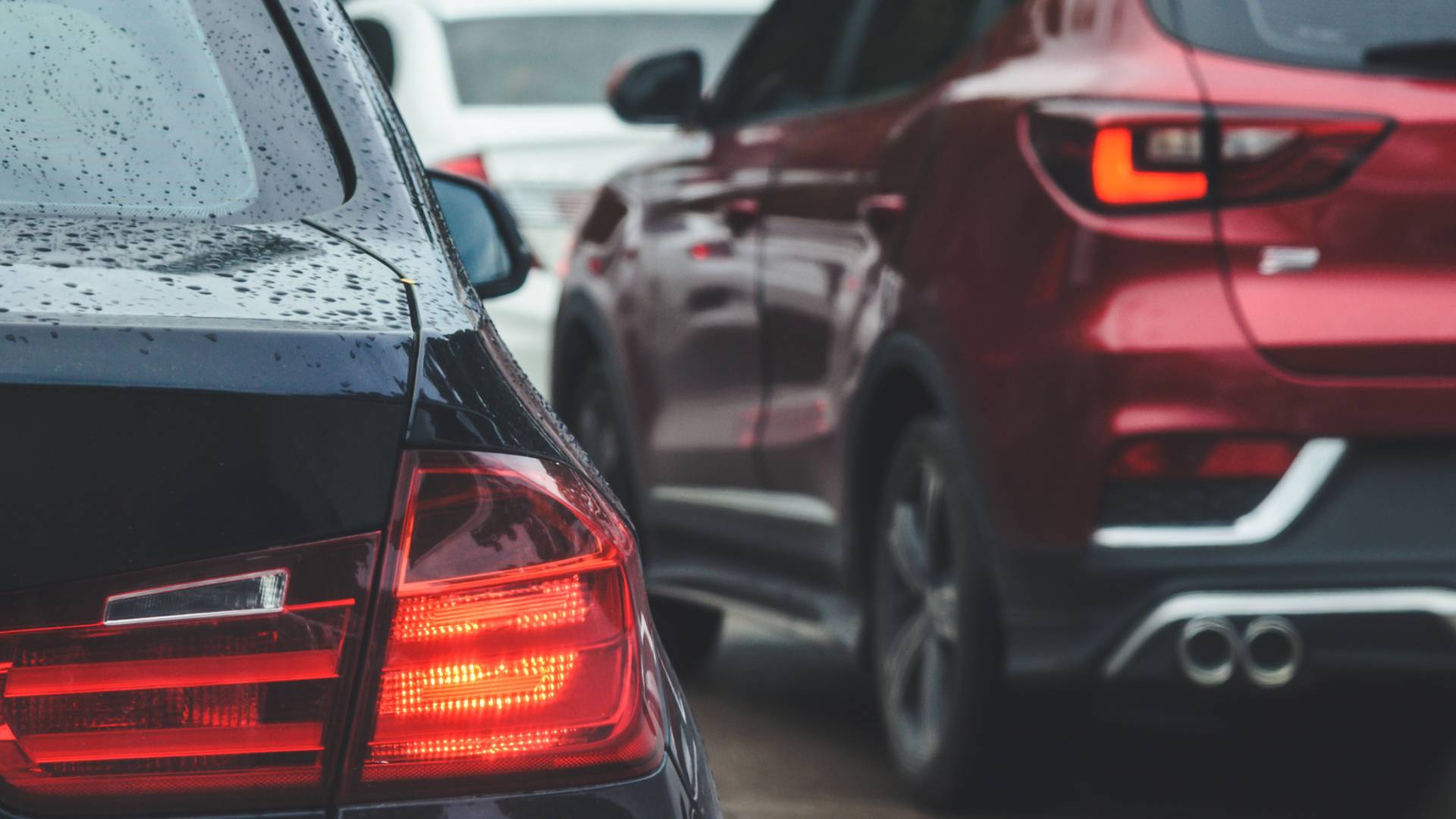 مركبتان وزخات امطار