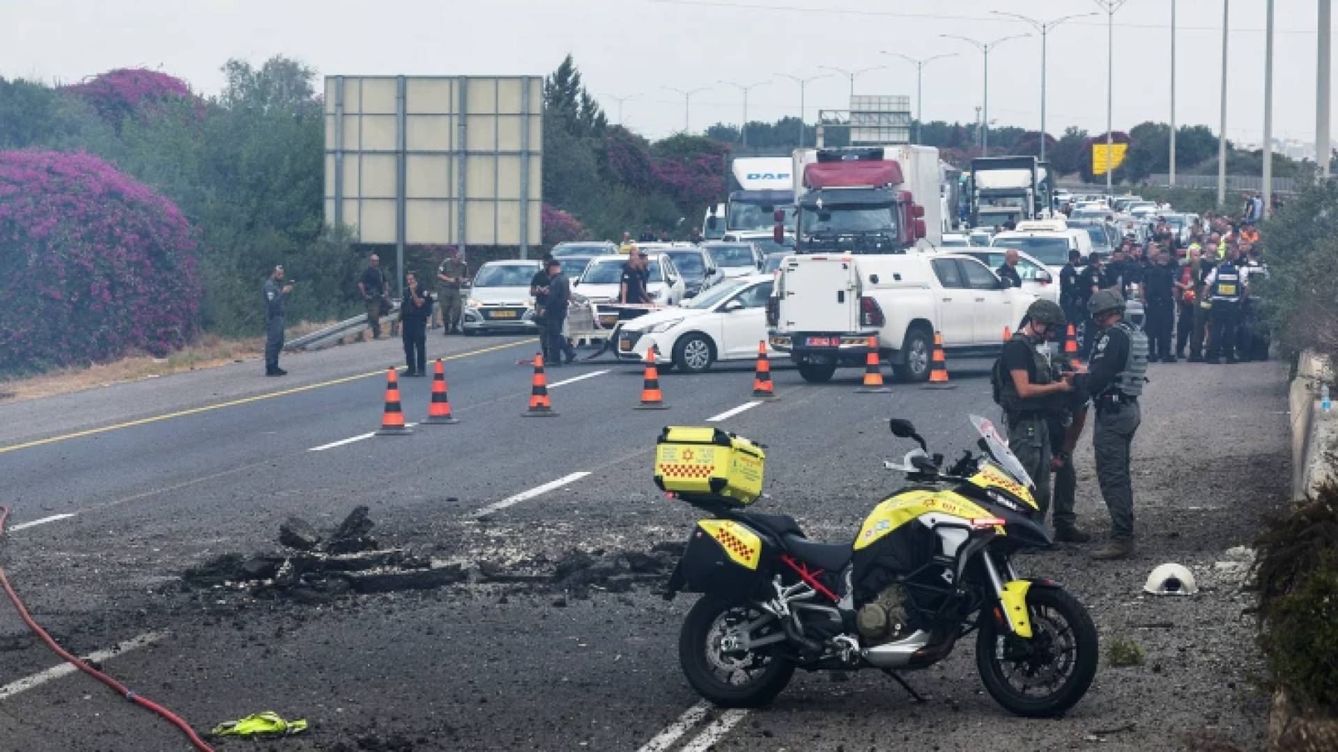 شرطة الاحتلال بالقرب من موقع سقوط شضايا صاروخ لحزب الله