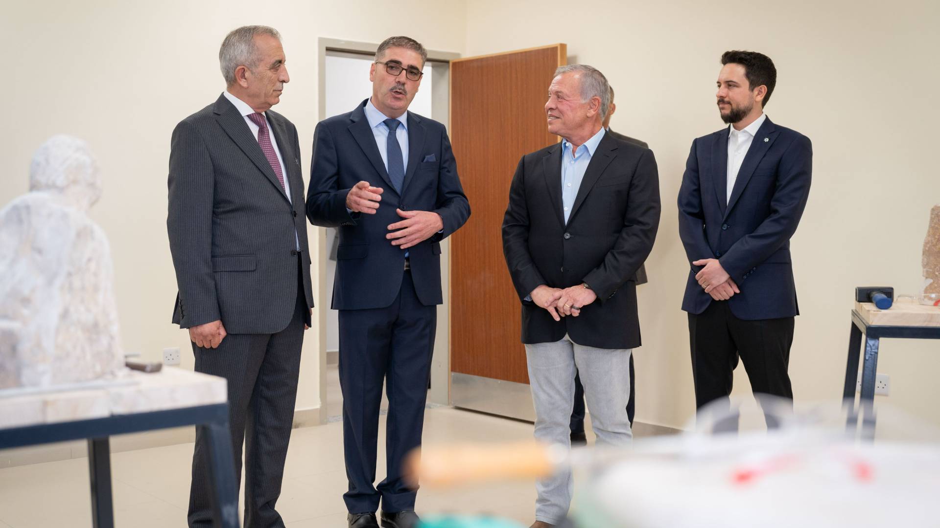 الملك يرافقه ولي العهد يفتتح مركز عجلون الثقافي