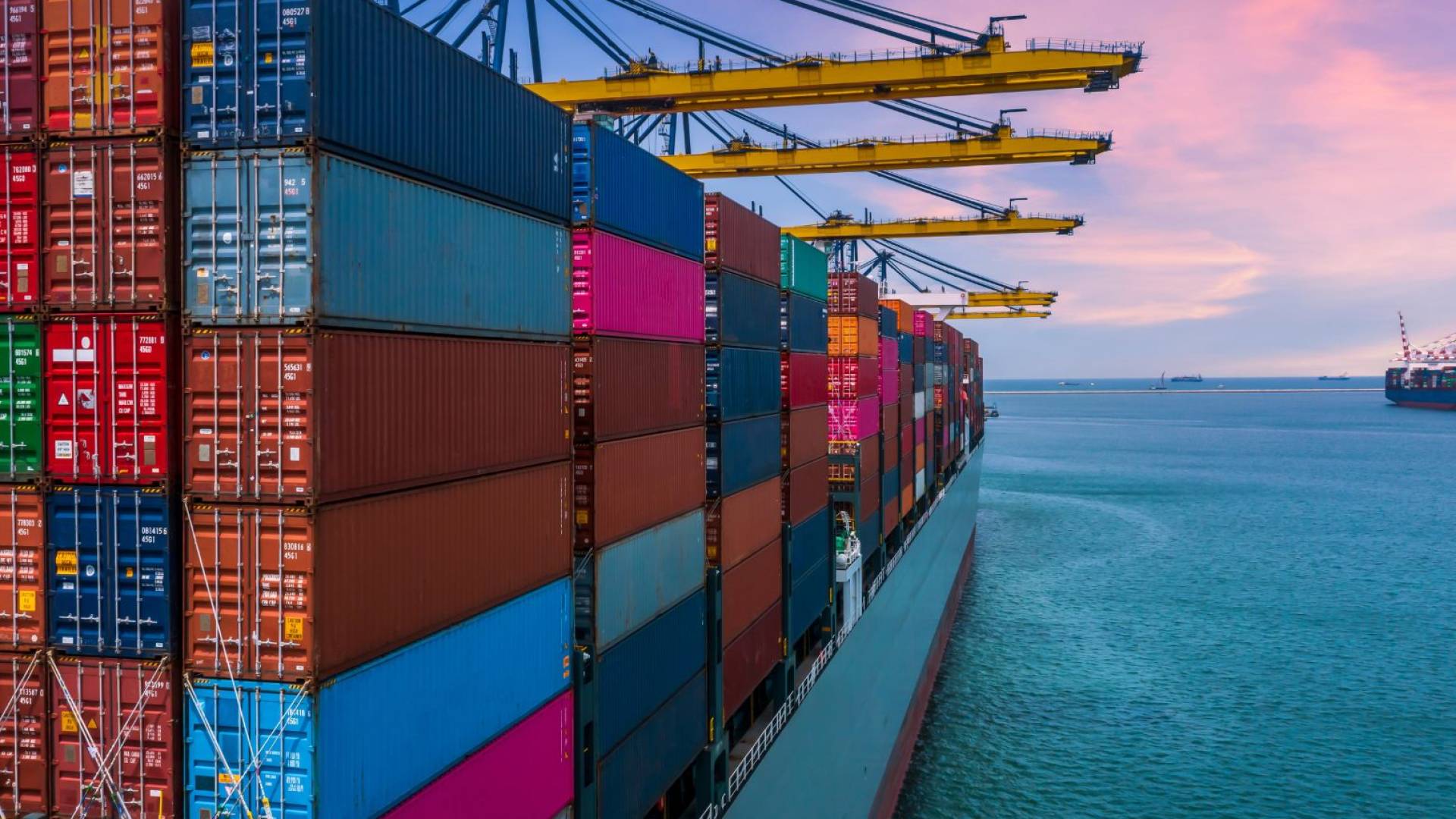 سفينة تحمل حاويات