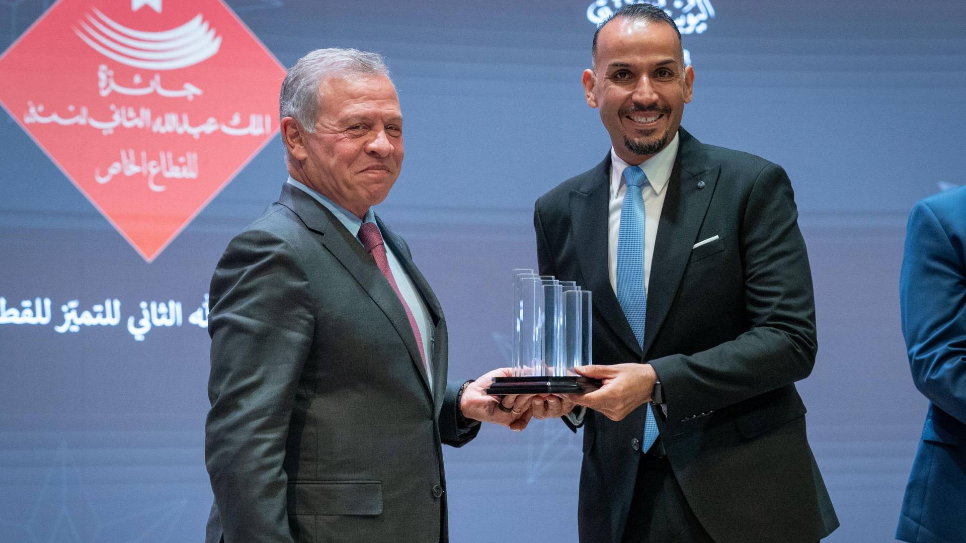 جلالة الملك عبدالله الثاني يسلم شركة كهرباء اربد جائزة الملك عبدالله الثاني للتميز