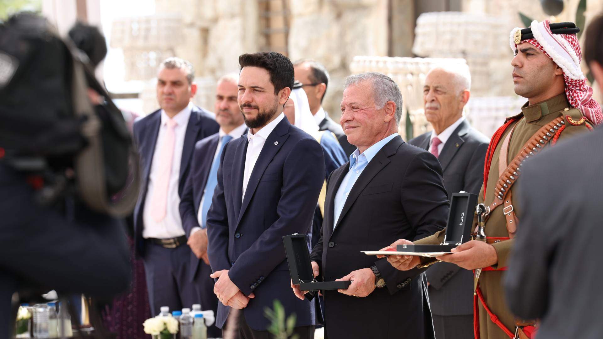 الملك ينعم بميدالية اليوبيل الفضي على شخصيات ومؤسسات