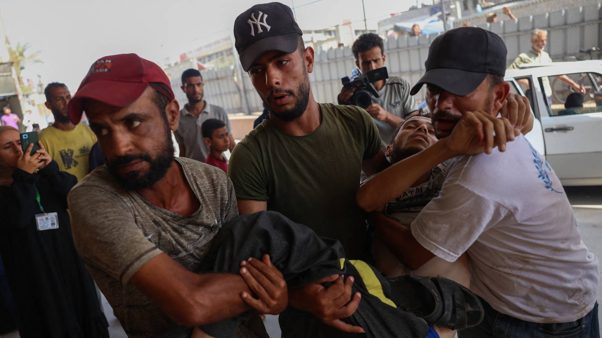 فلسطيني مصاب جراء العدوان على مخيم للنازحين في خان يونس