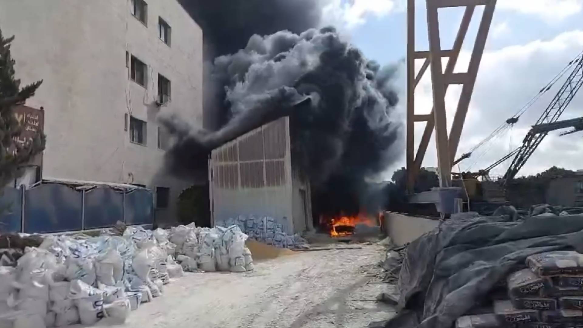 لحظة اندلاع الحريق في مستودع للدهان