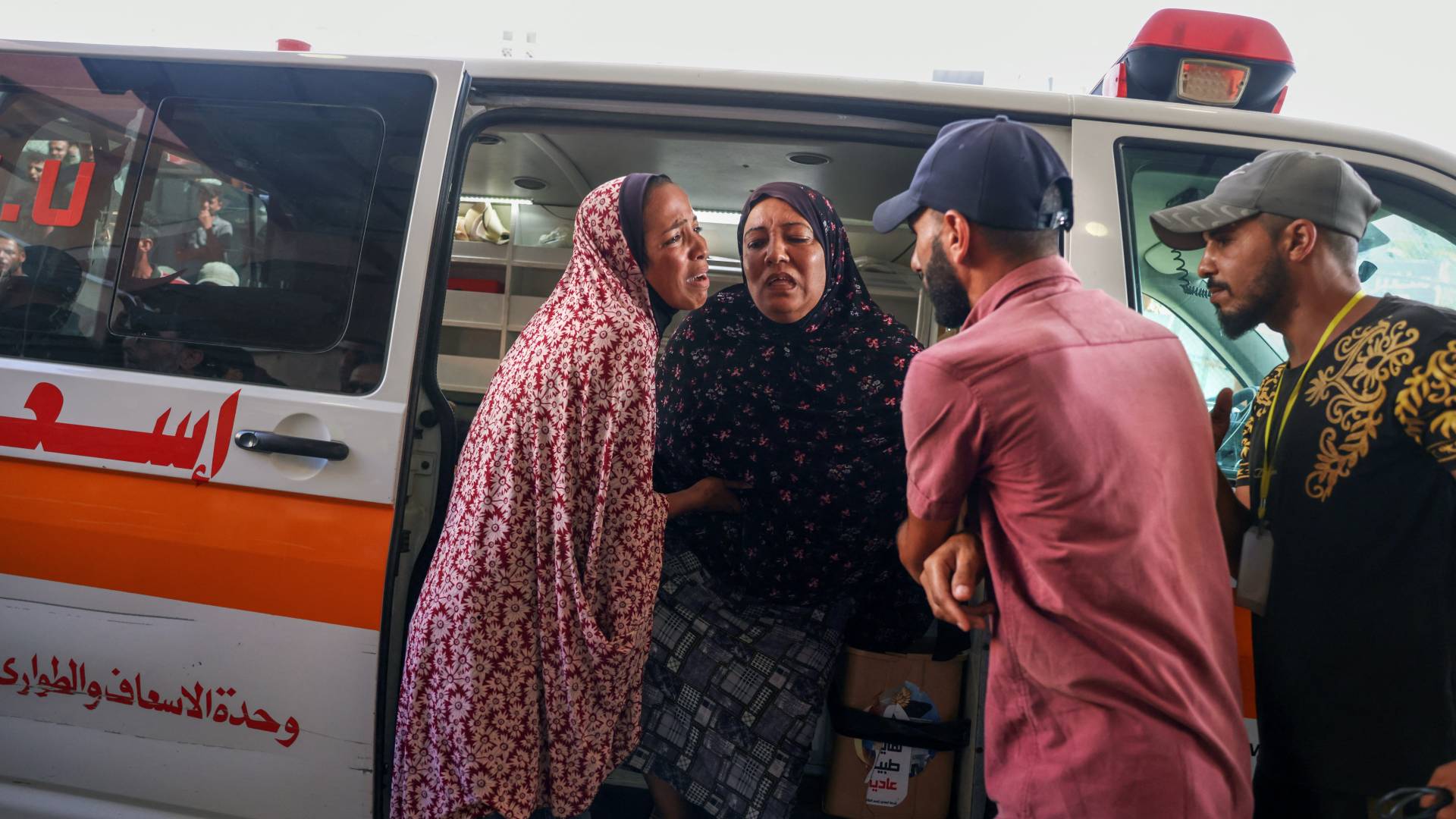 فلسطينيون ينقلون ضحايا القصف الإسرائيلي على مخيم للنازحين في خان يونس