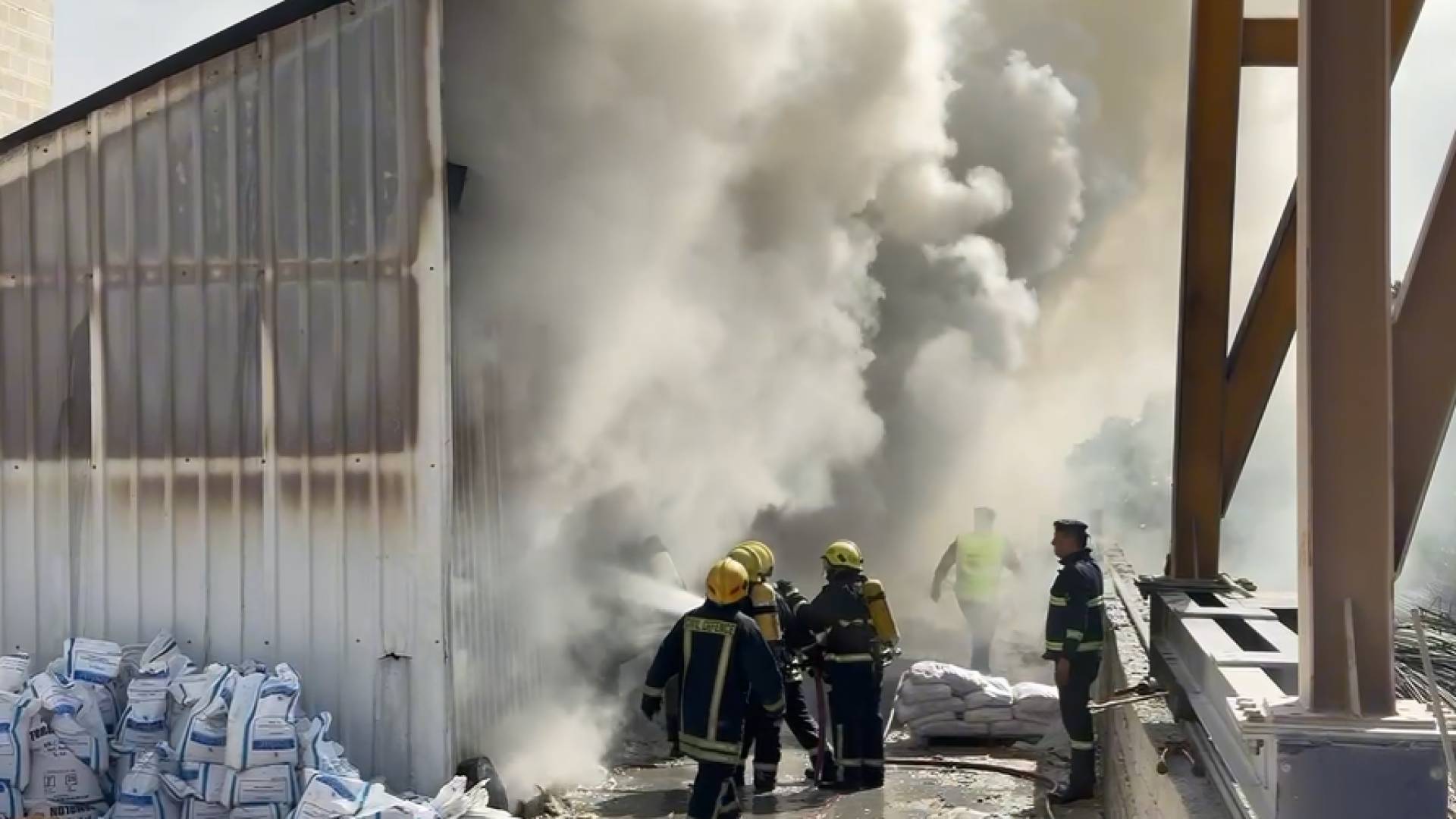 خلال محاولات إخماد الحريق