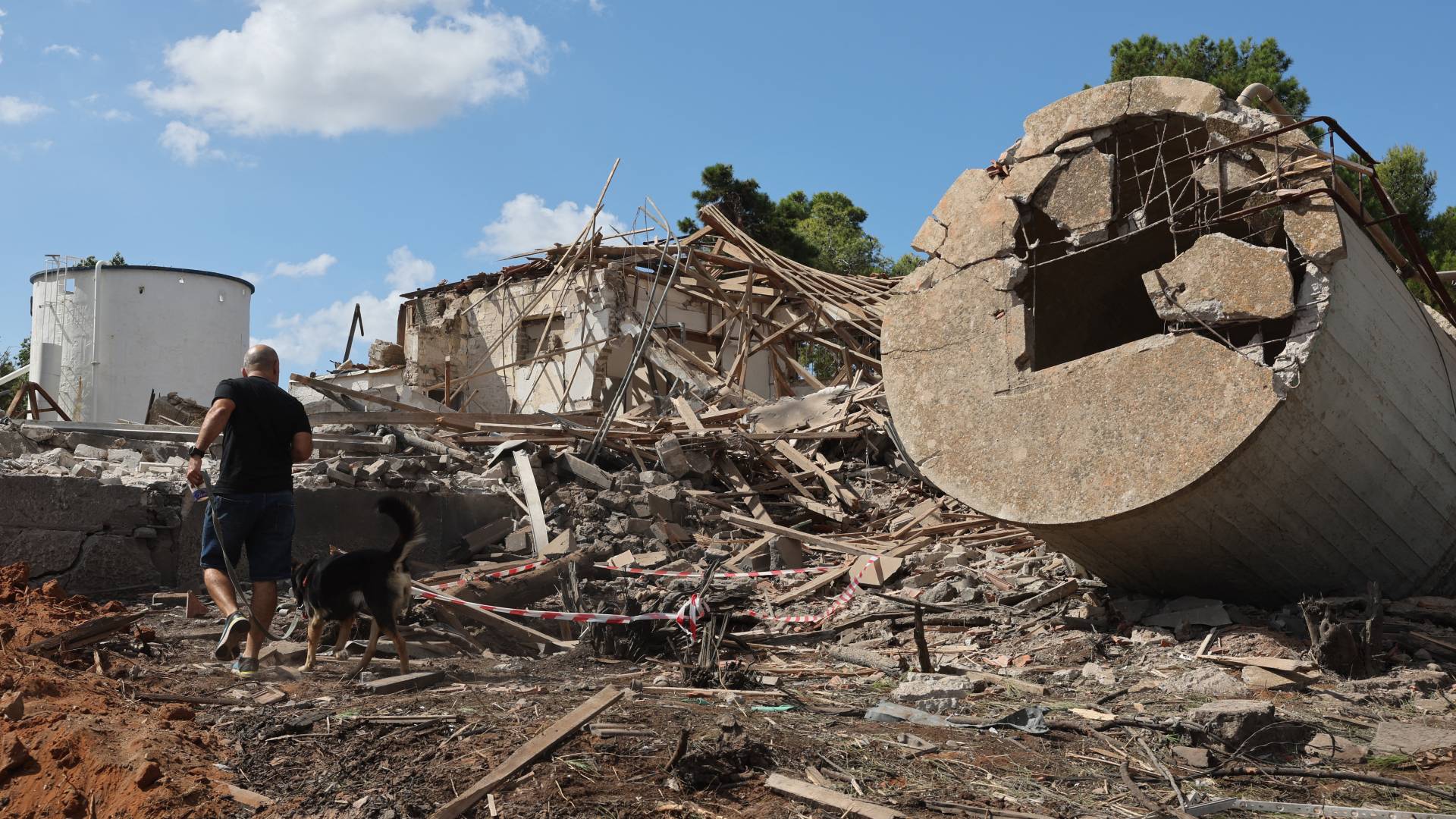 مبنى مدمر في مستوطنة "هود هشارون" في أعقاب هجوم صاروخي إيراني