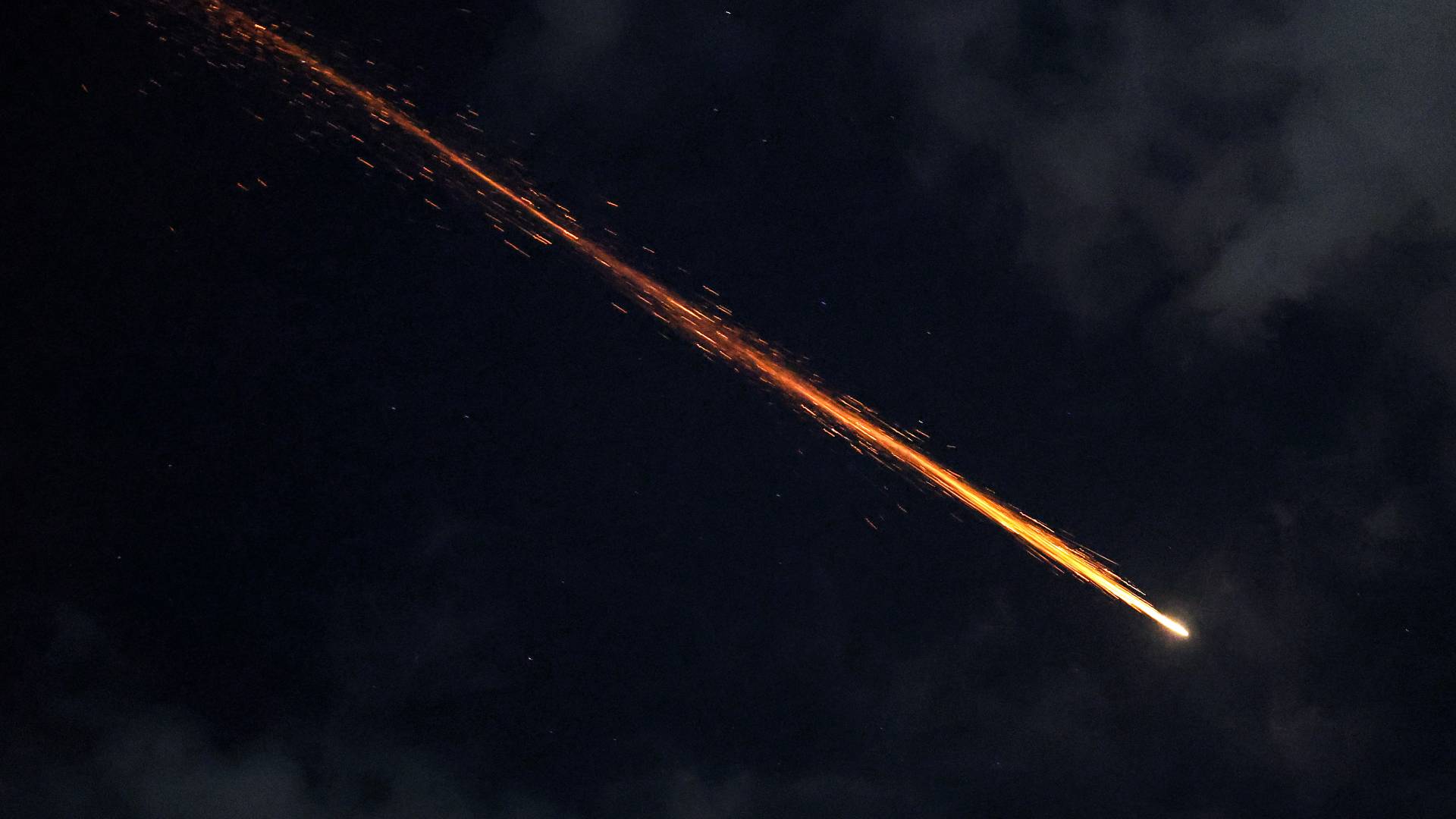 صاروخ إيراني في السماء