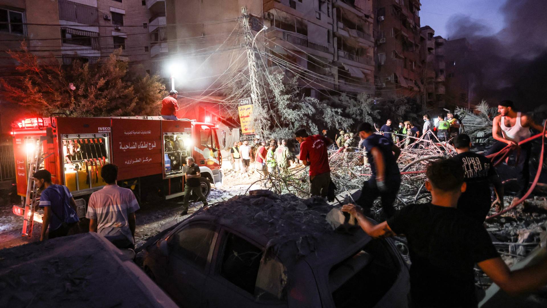فرق الإنقاذ والإسعاف تحاول إسعاف مصابين في بيروت
