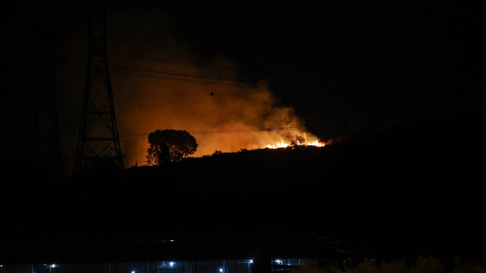 اشتعال الحرائق في فلسطين المحتلة إثر صواريخ إيران