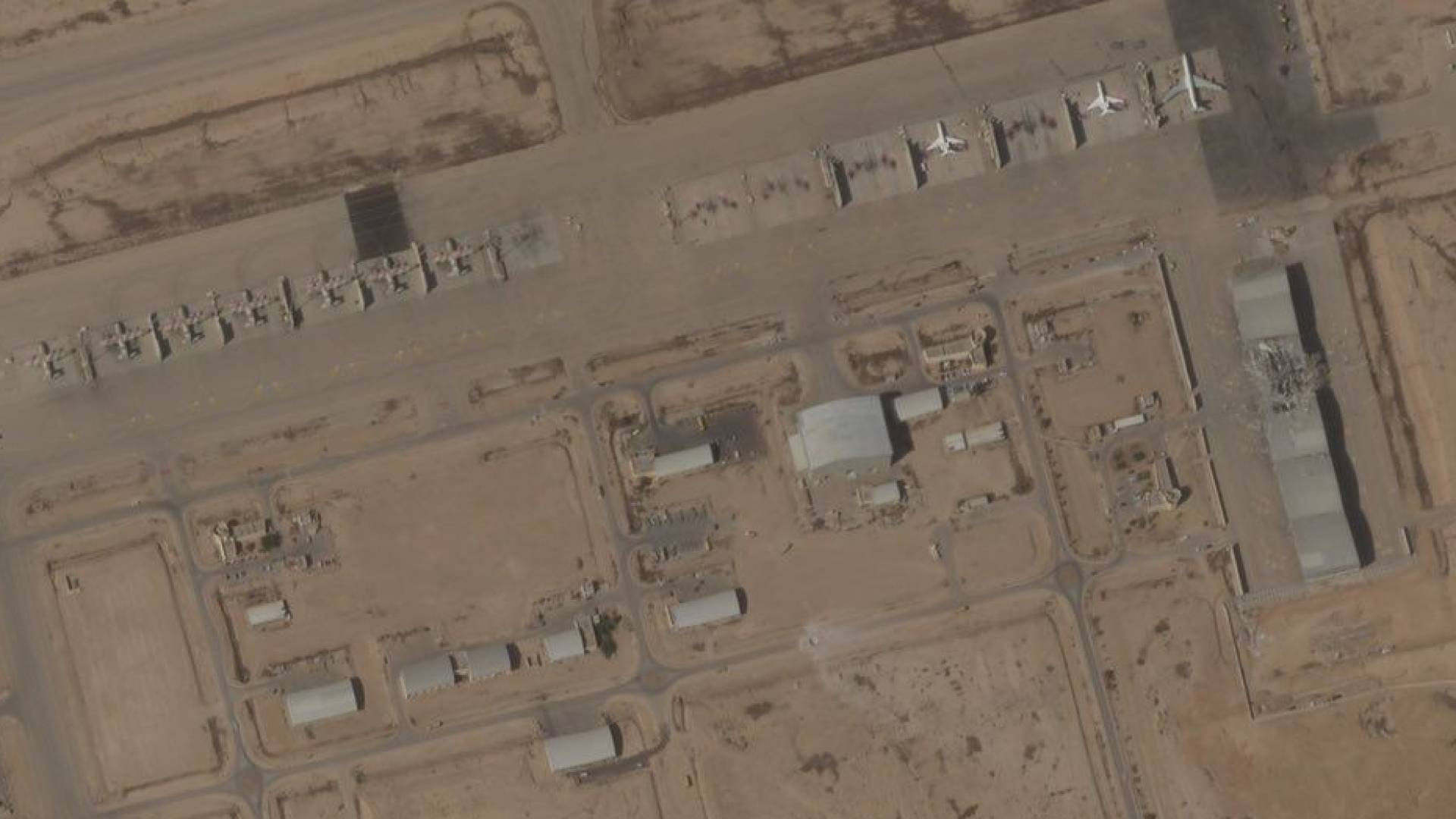 جانب من الدمار الذي أصاب قاعدة  "نيفاتيم" العسكرية بسبب الصواريخ الإيرانية