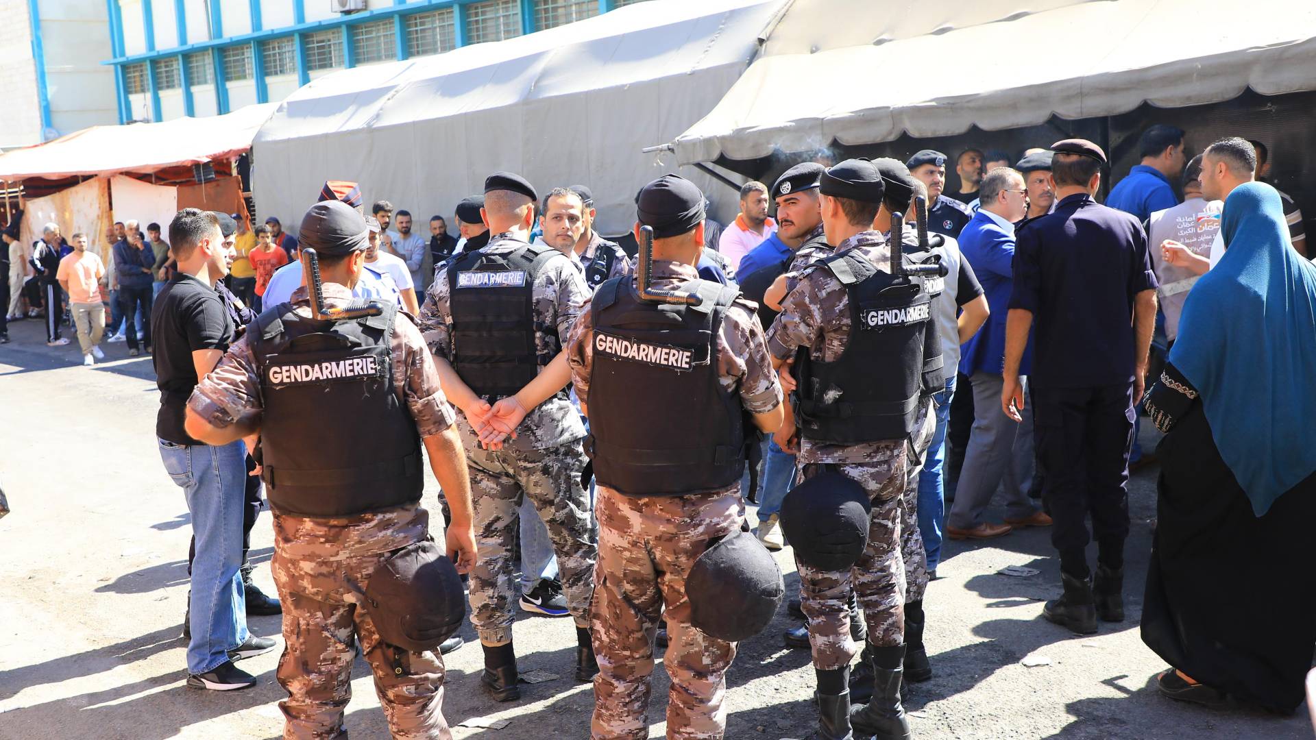 بالفيديو.. حملة لإزالة البسطات والأكشاك المخالفة في الوحدات