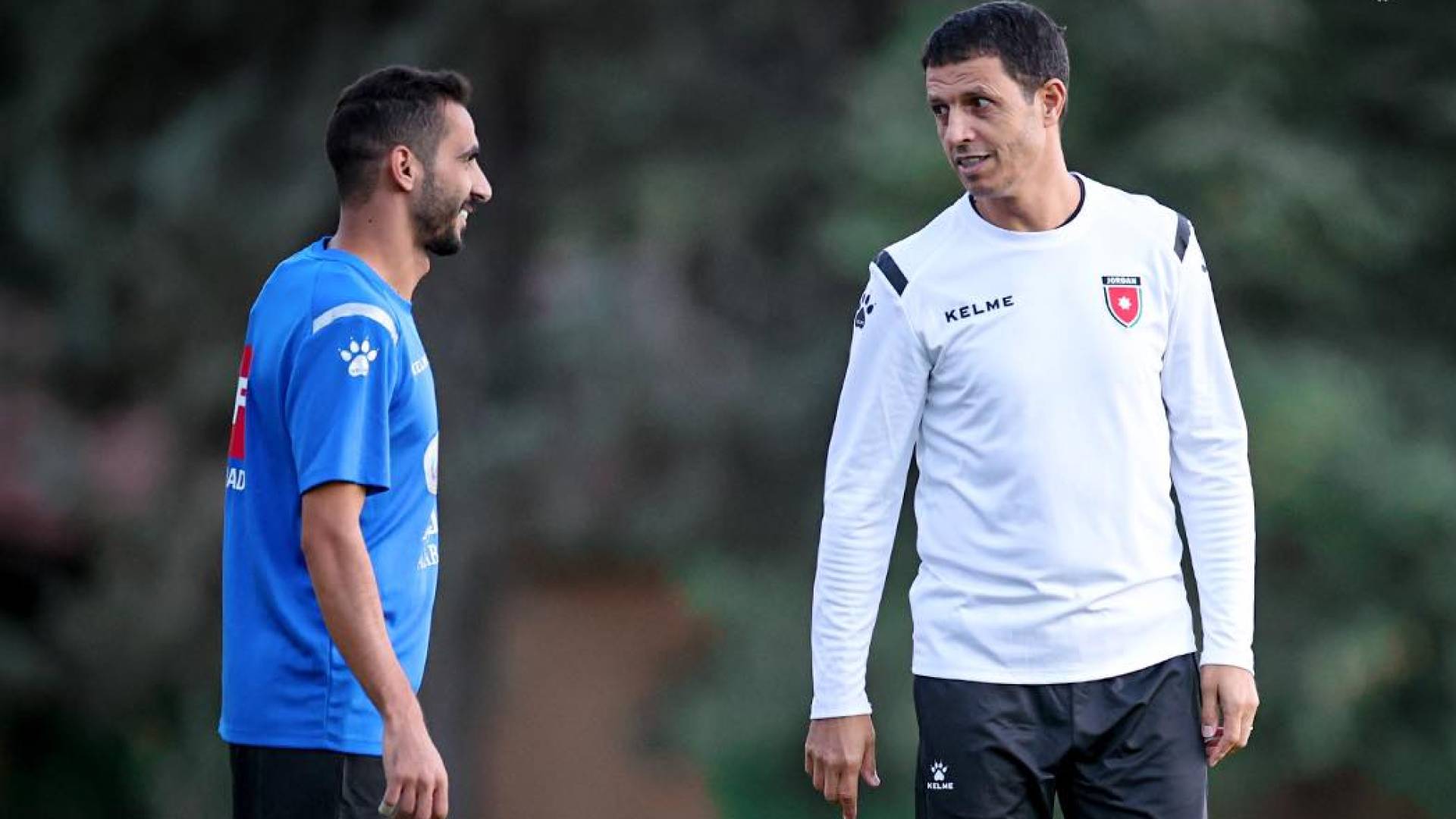 المدرب جمال سلامي واللاعب أحمد العرسان من تدريبات المنتخب الوطني