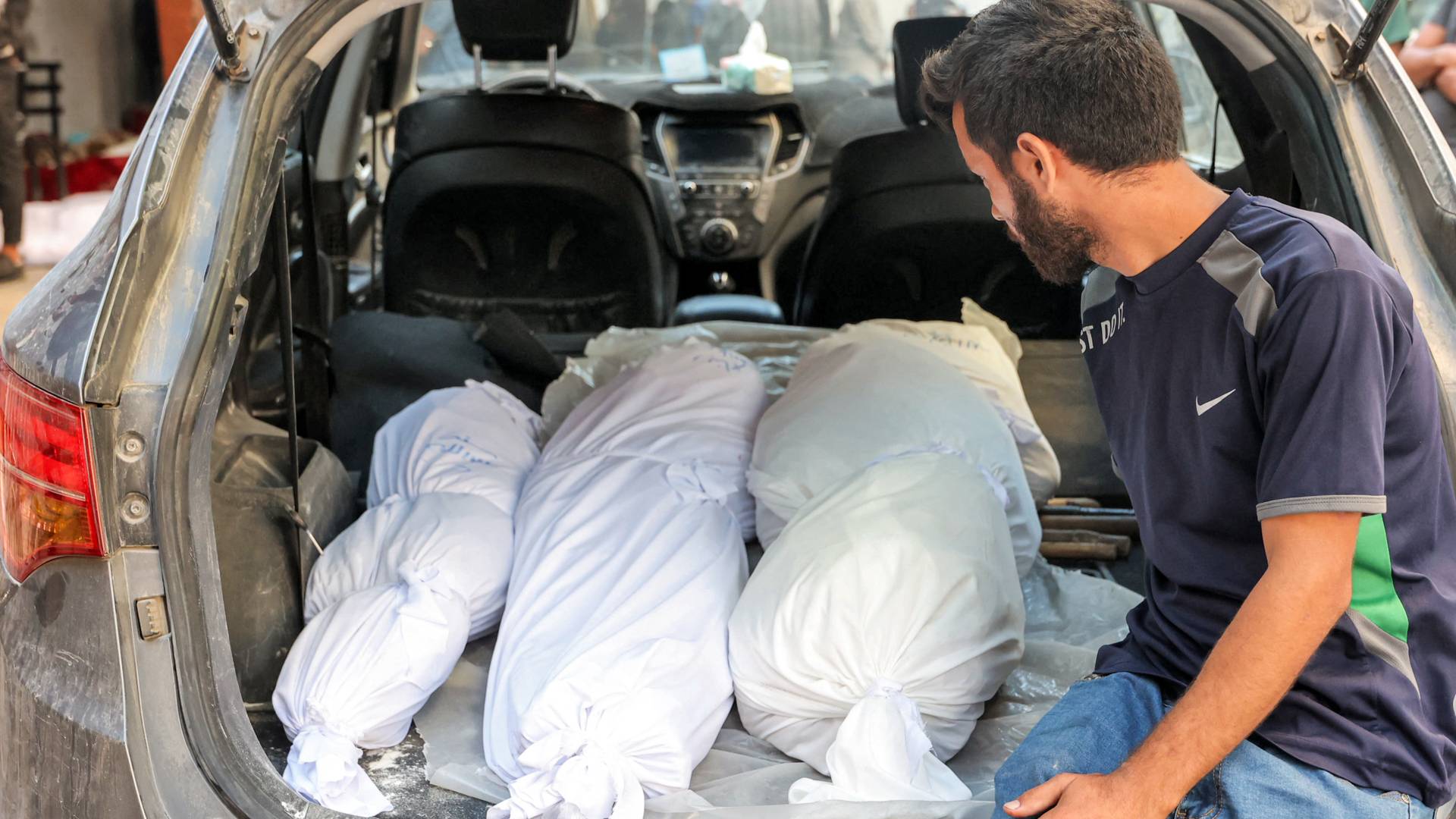 نقل جثامين الشهداء بغزة في سيارة