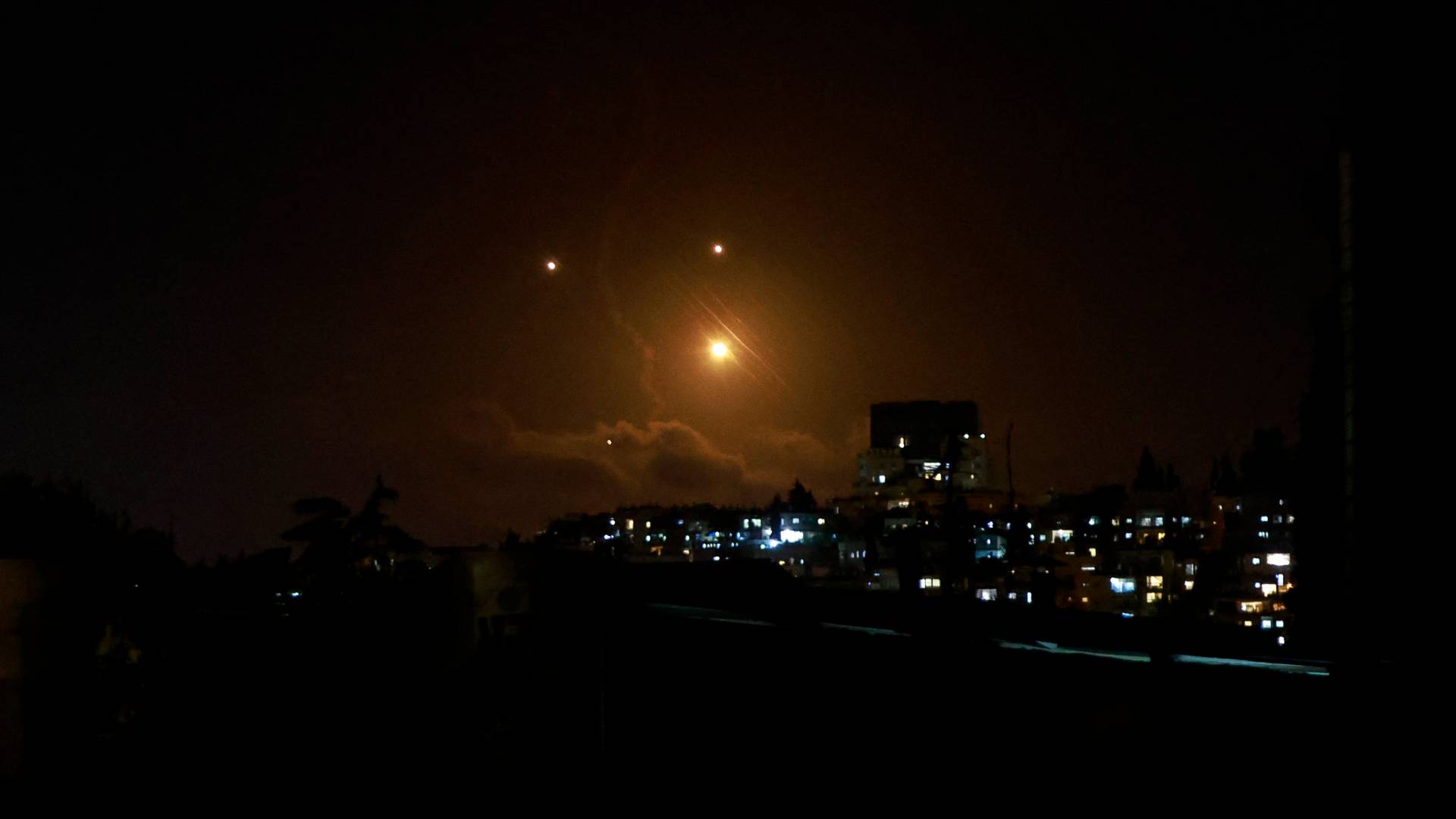 صواريخ في سماء فلسطين