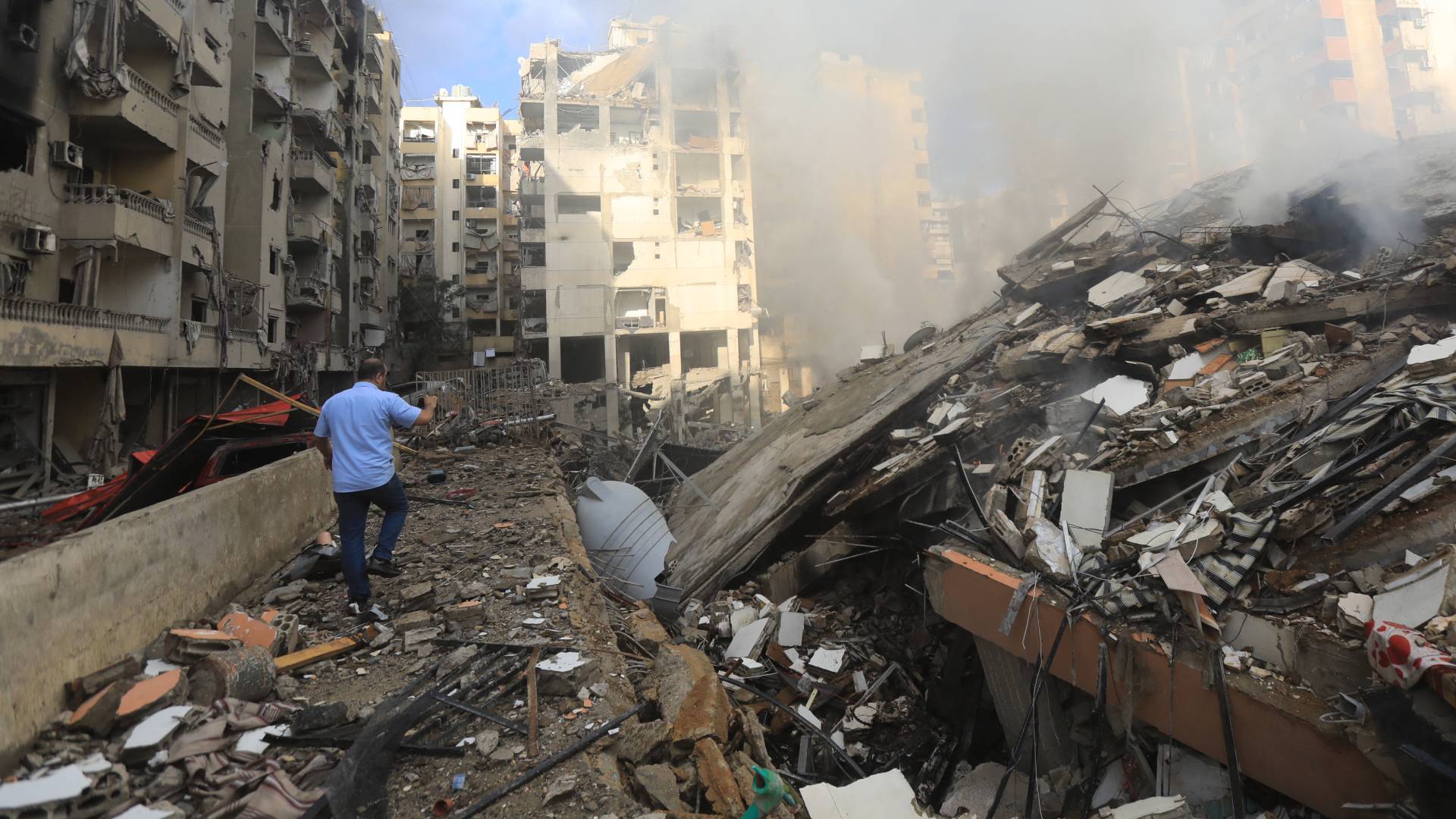 رجل لبناني وسط الدمار عقب غارات للاحتلال استهدفت لبنان