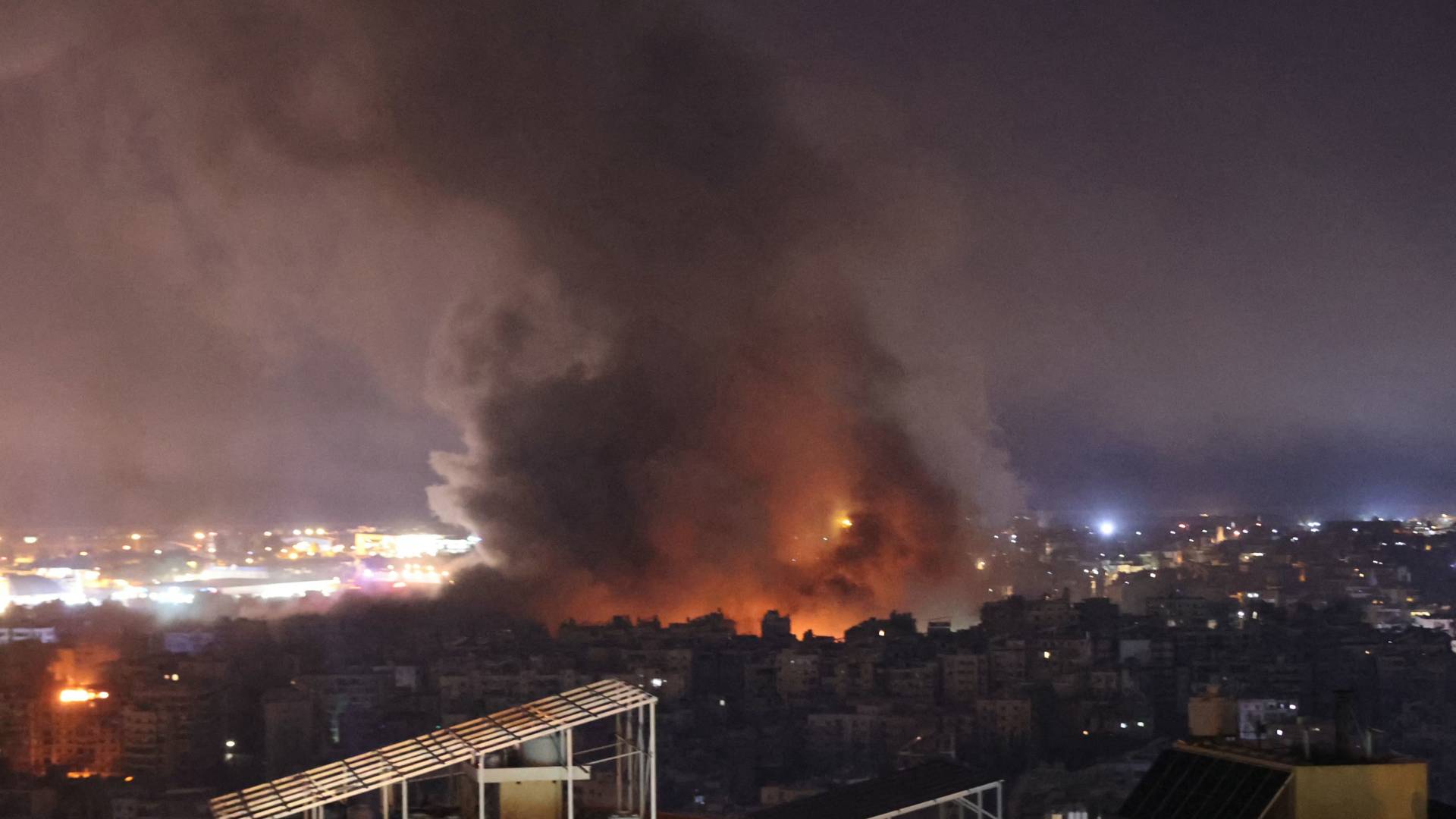 تصاعد الدخان جراء غارة جوية للاحتلال استهدفت ضاحية بيروت الجنوبية