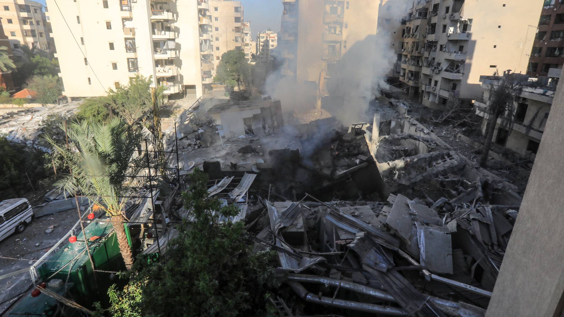 تصاعد الدخان من حطام مبنى مدمر بعد غارة للاحتلال على حي المريجة في بيروت