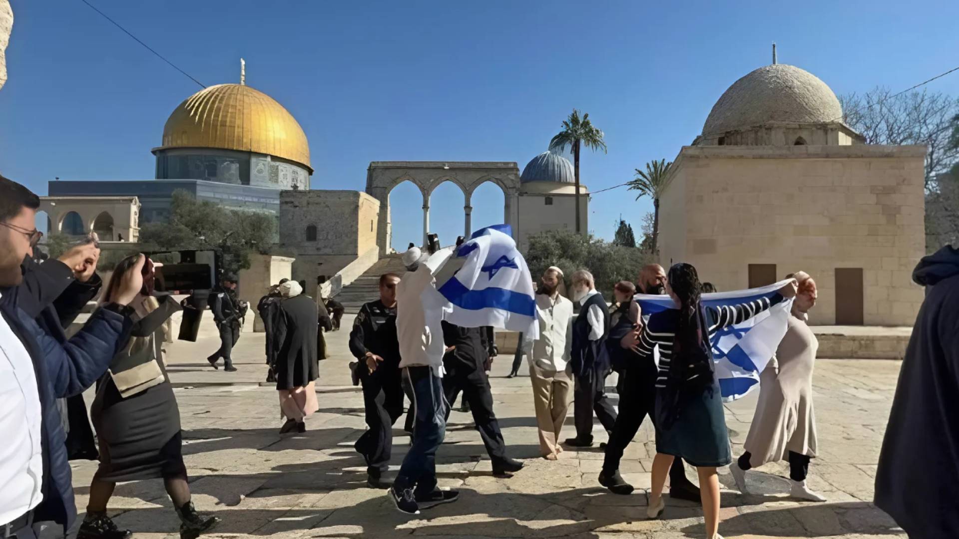 مستوطنون يقتحمون المسجد الاقصى