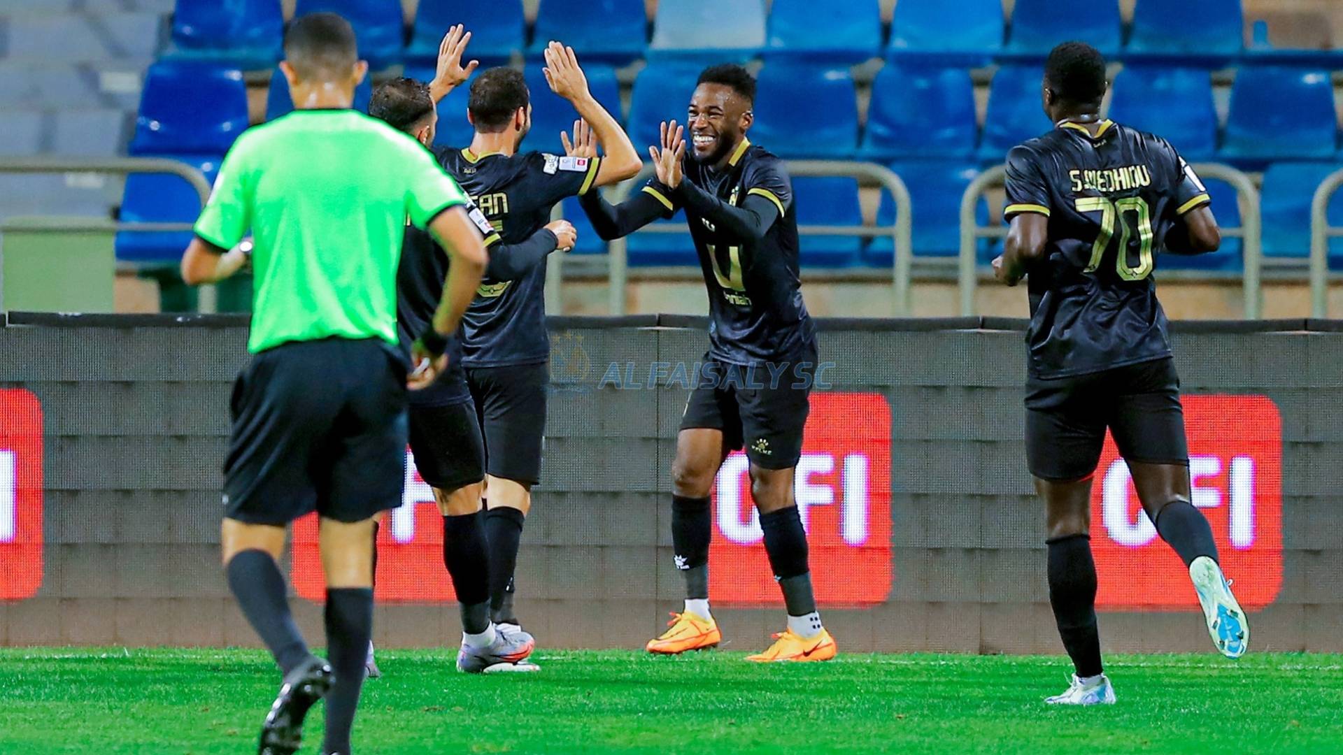 لاعبو الفيصلي يحتفلون بهدف سابق