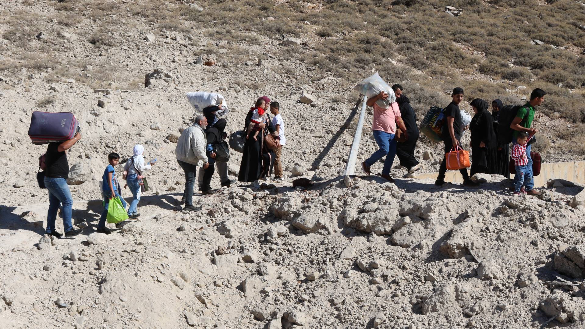 عائلات لبنانية تخلي منازلها تحت عدوان جيش الاحتلال