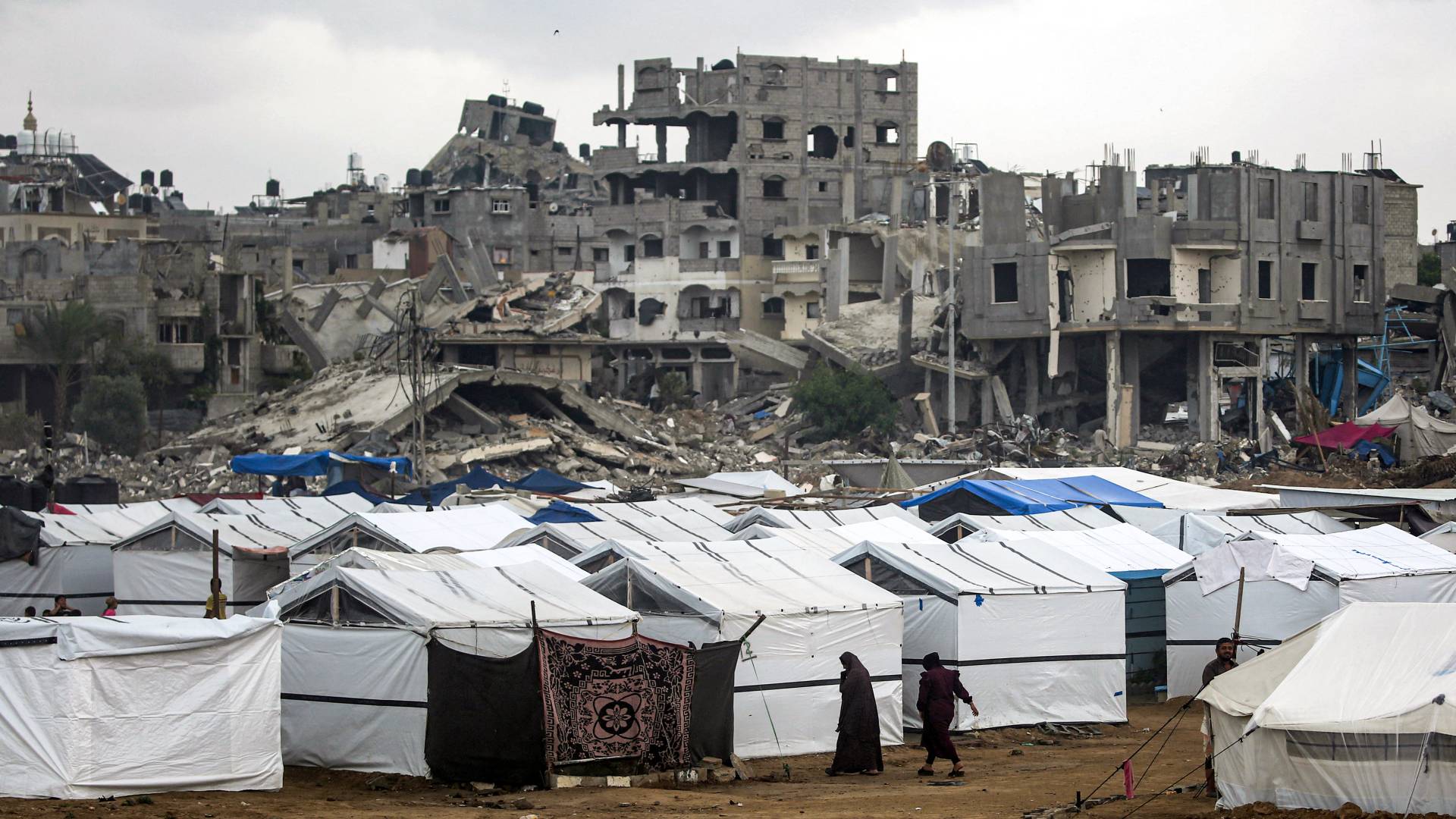 خيام تؤوي نازحين قرب مبان منهارة في مخيم البريج وسط غزة