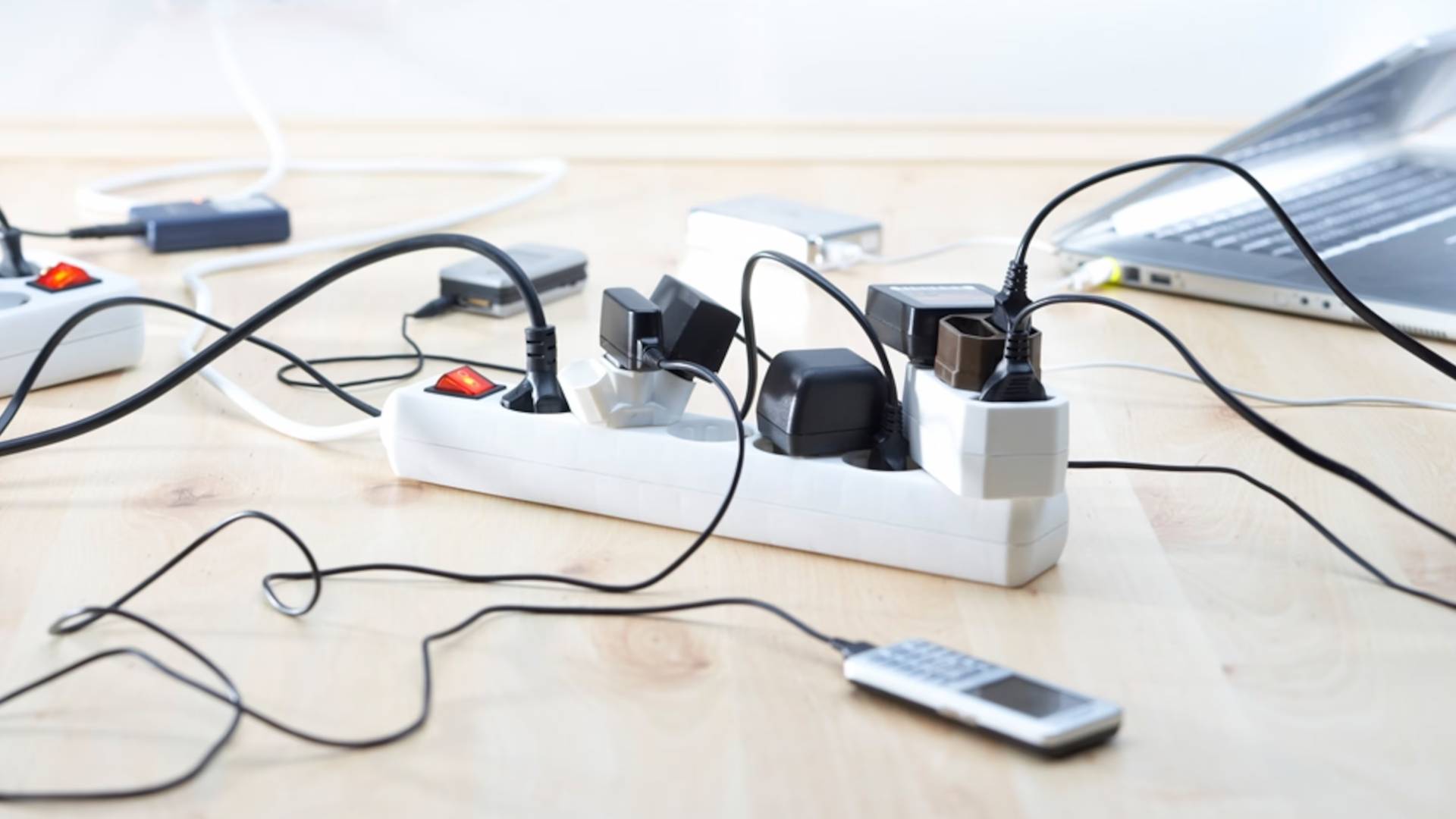 شحن أجهزة الكترونية - تعبيرية