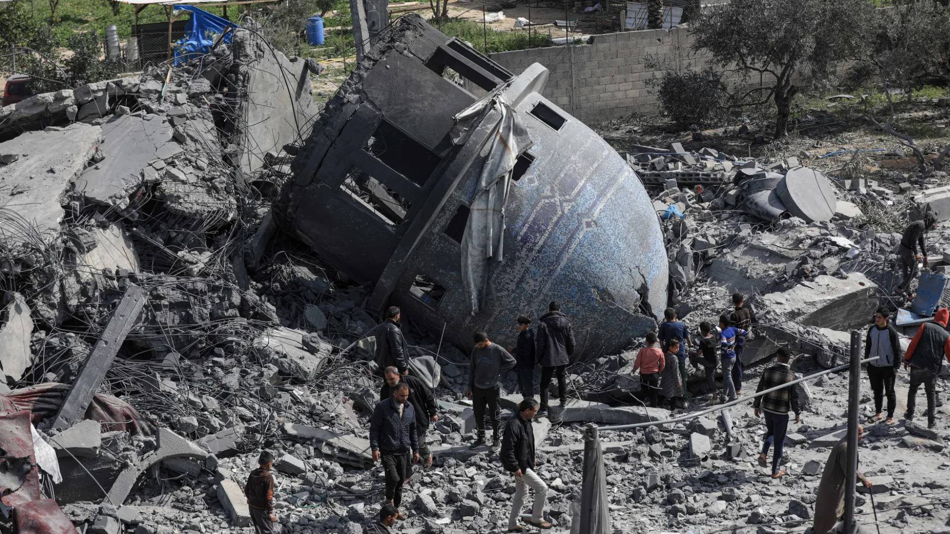 آثار الدمار في أحد المساجد في غزة بعد استهدافه من الاحتلال