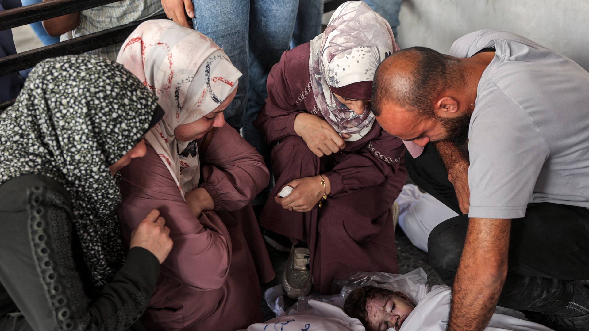 عائلة فلسطينية تودع أحد أبنائها في غزة